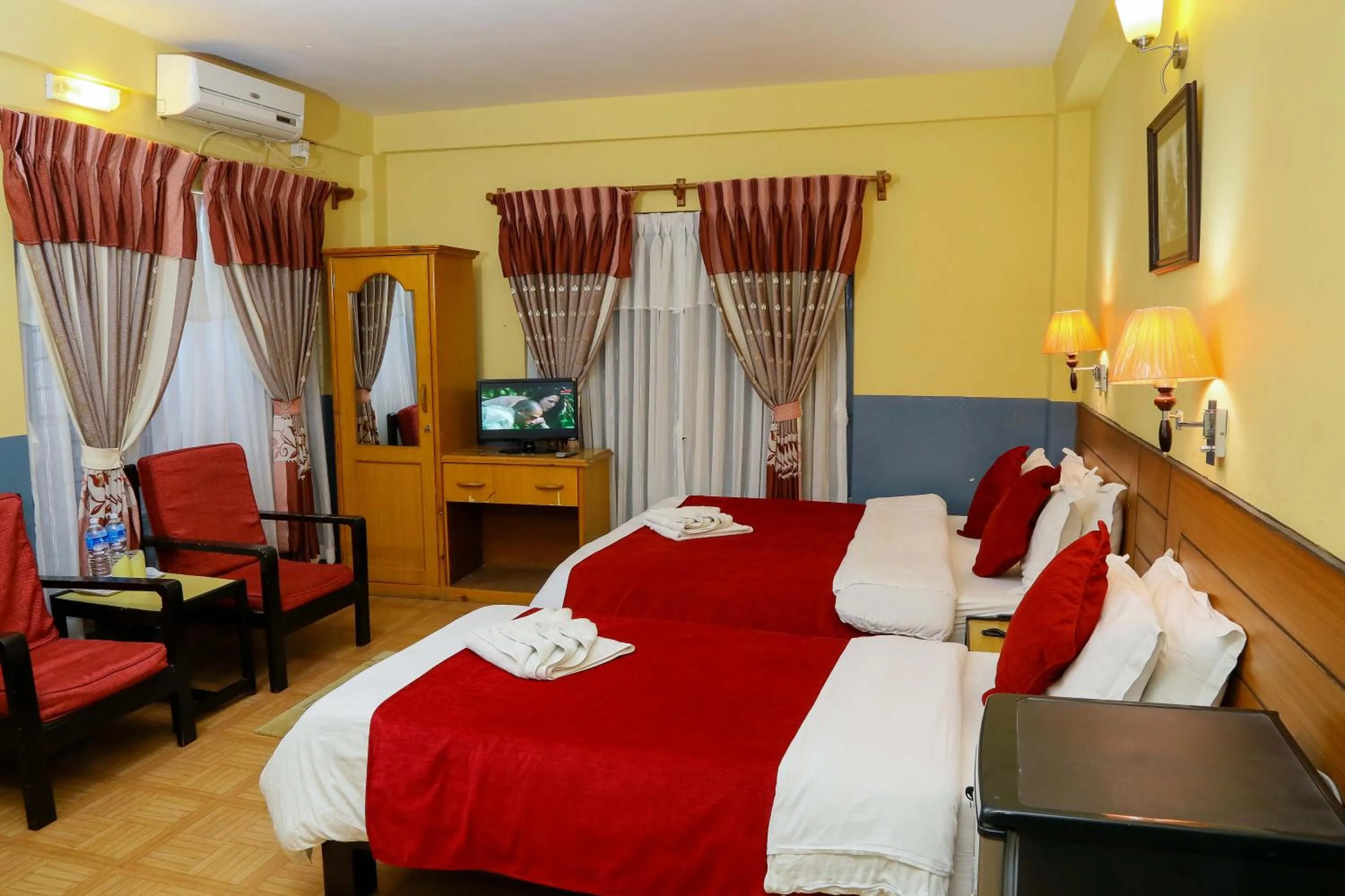 Bed in Hotel Silver Oaks Inn