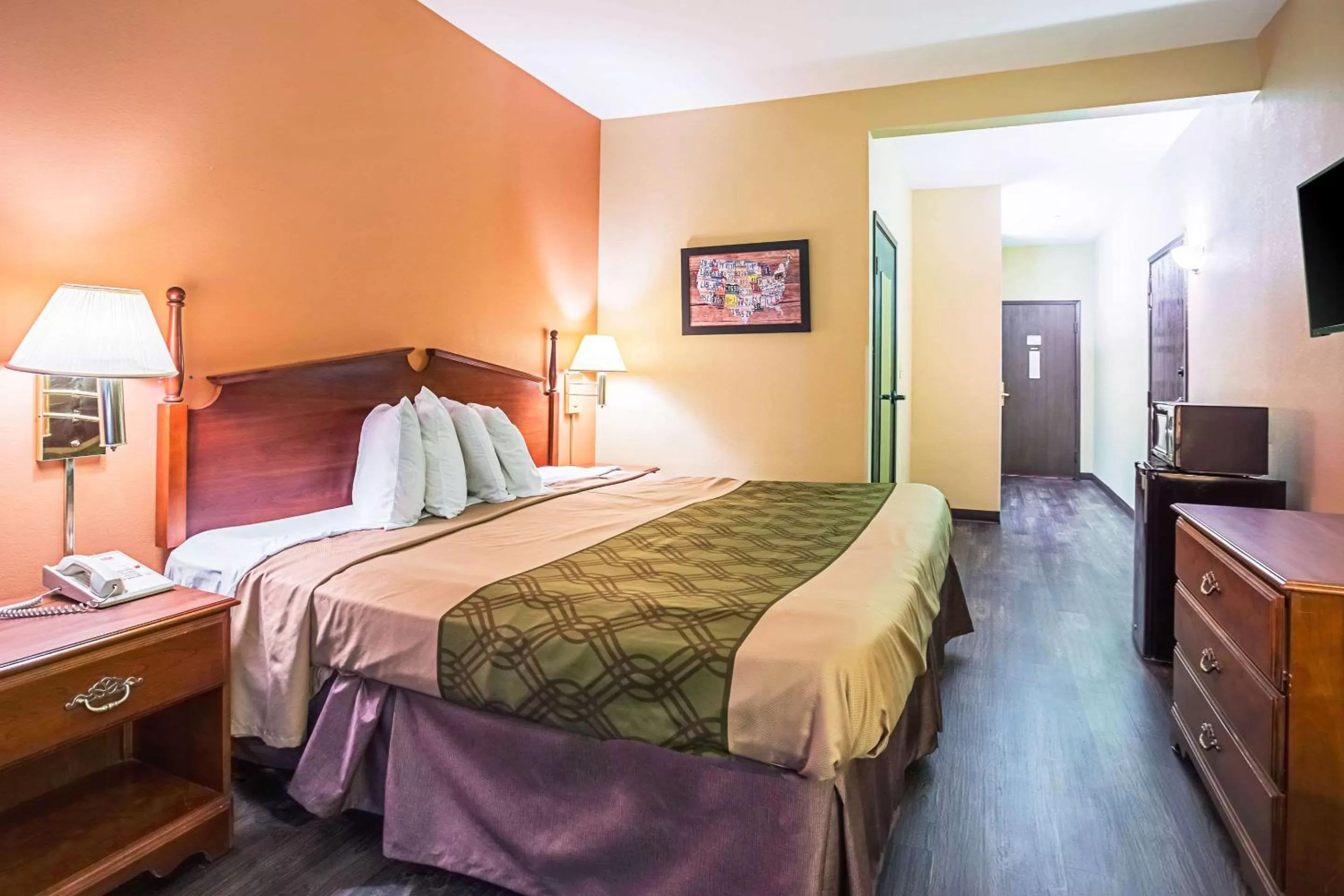 Photo of the whole room, Bed in Econo Lodge Inn & Suites