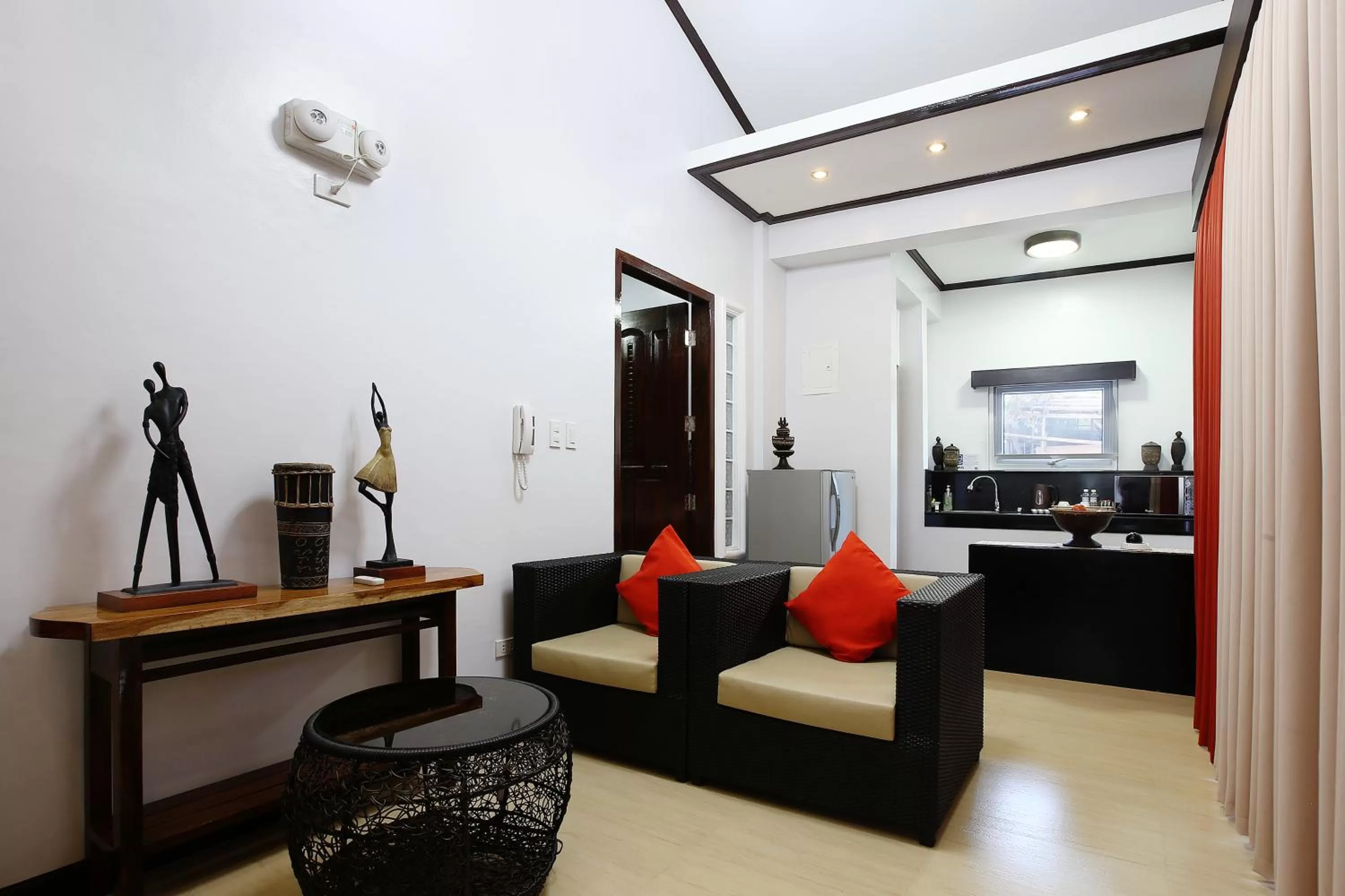 Communal lounge/ TV room in Coron Bancuang Mansion