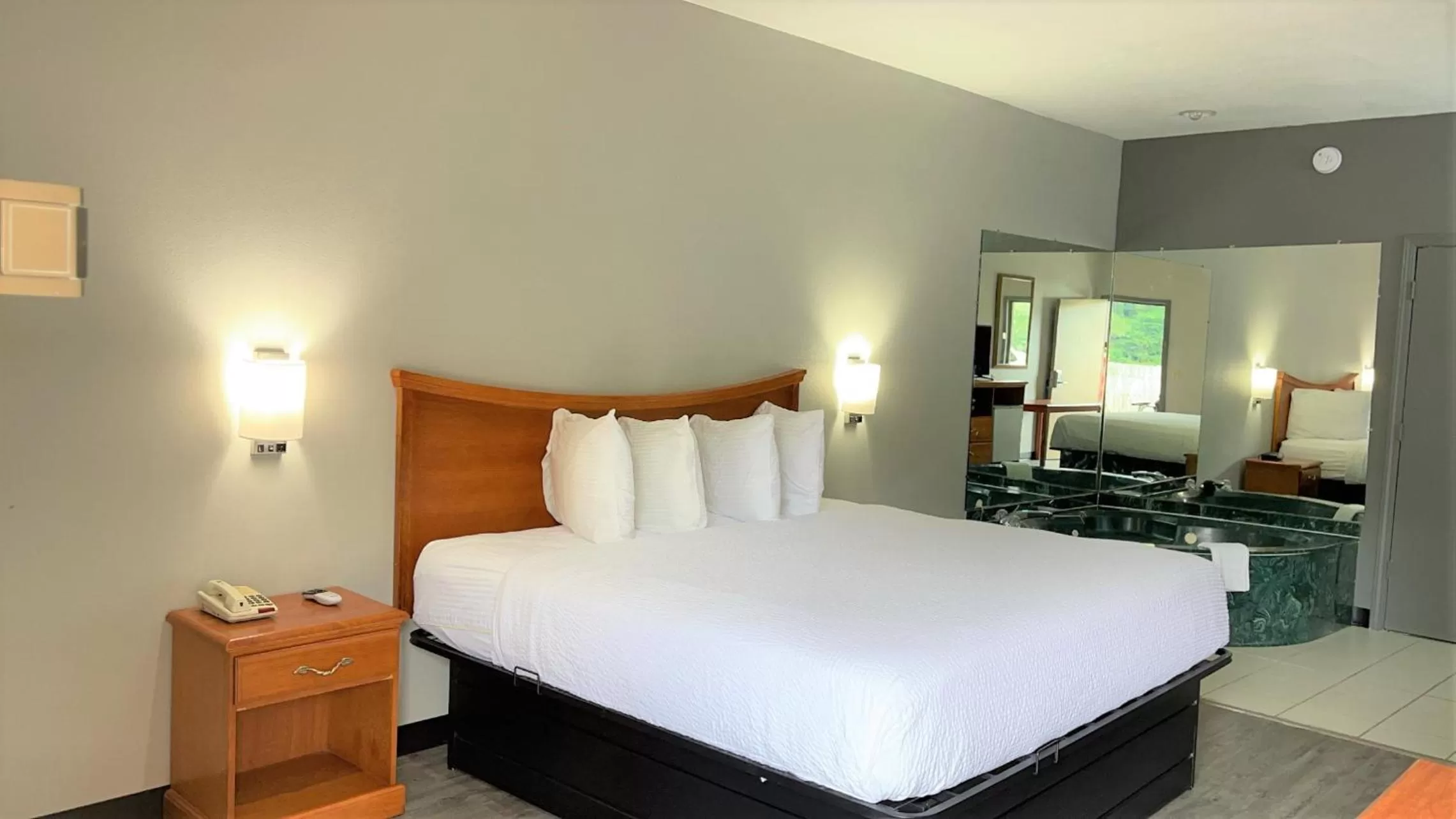 King Studio Suite - Smoking in Days Inn by Wyndham North Little Rock Maumelle