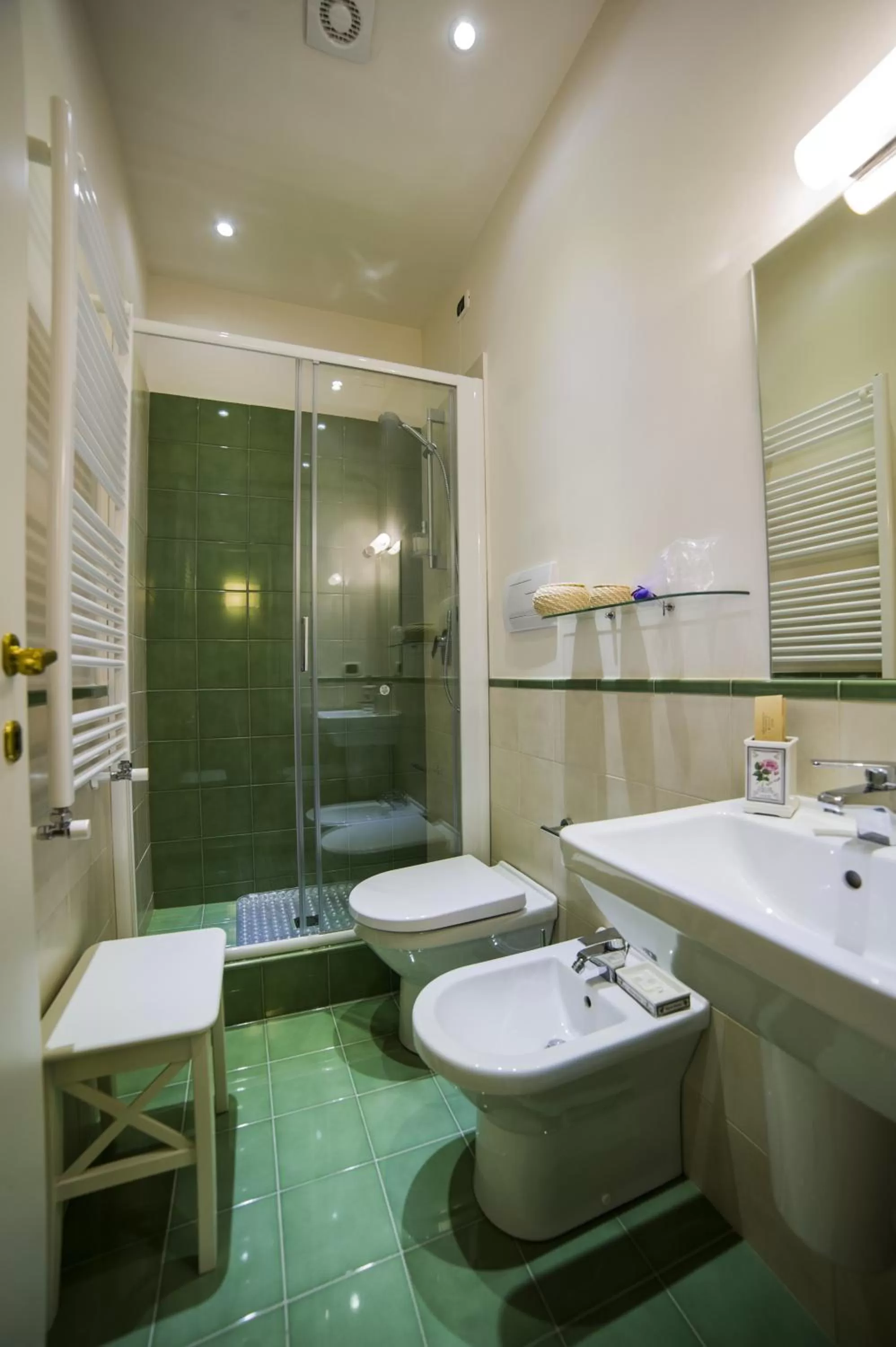 Shower, Bathroom in Mata e Grifone B&B