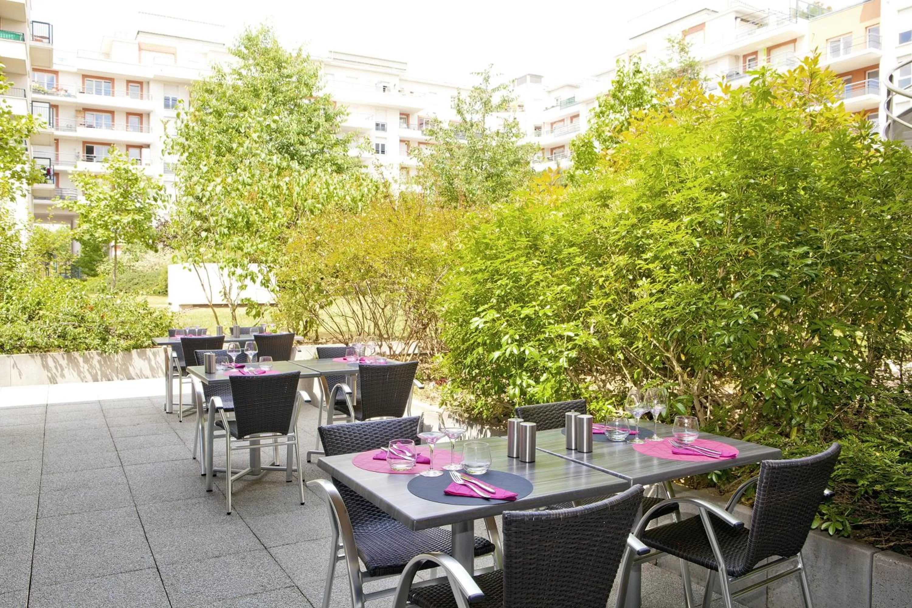 Restaurant/places to eat in Residhome Paris-Evry