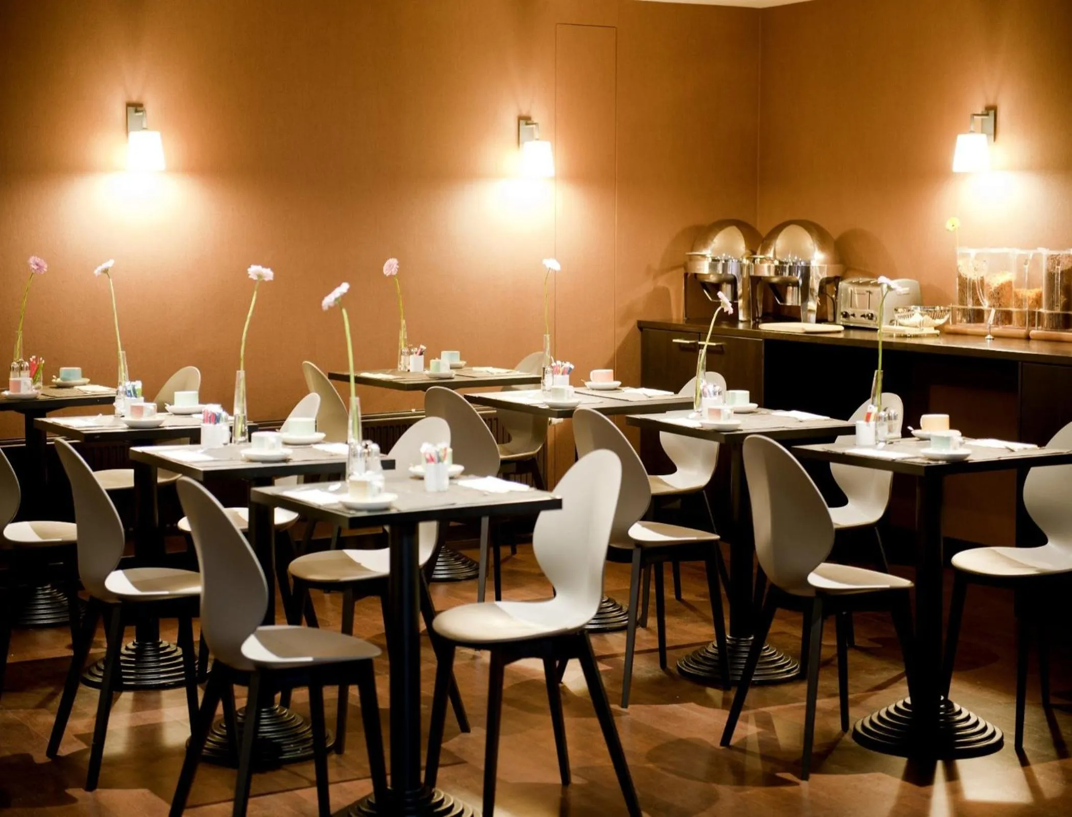 Restaurant/places to eat in New Hotel Charlemagne