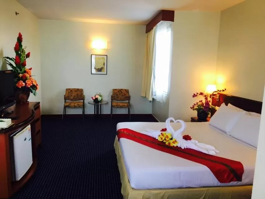 Photo of the whole room, Bed in Hatyai Golden Crown Hotel