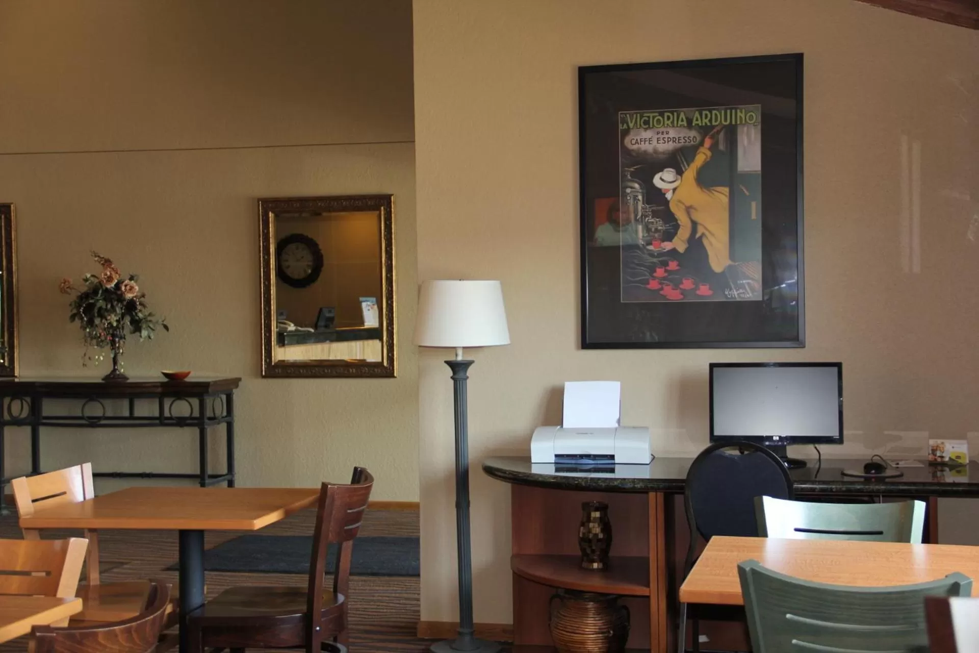 Lounge or bar in AmericInn by Wyndham West Bend