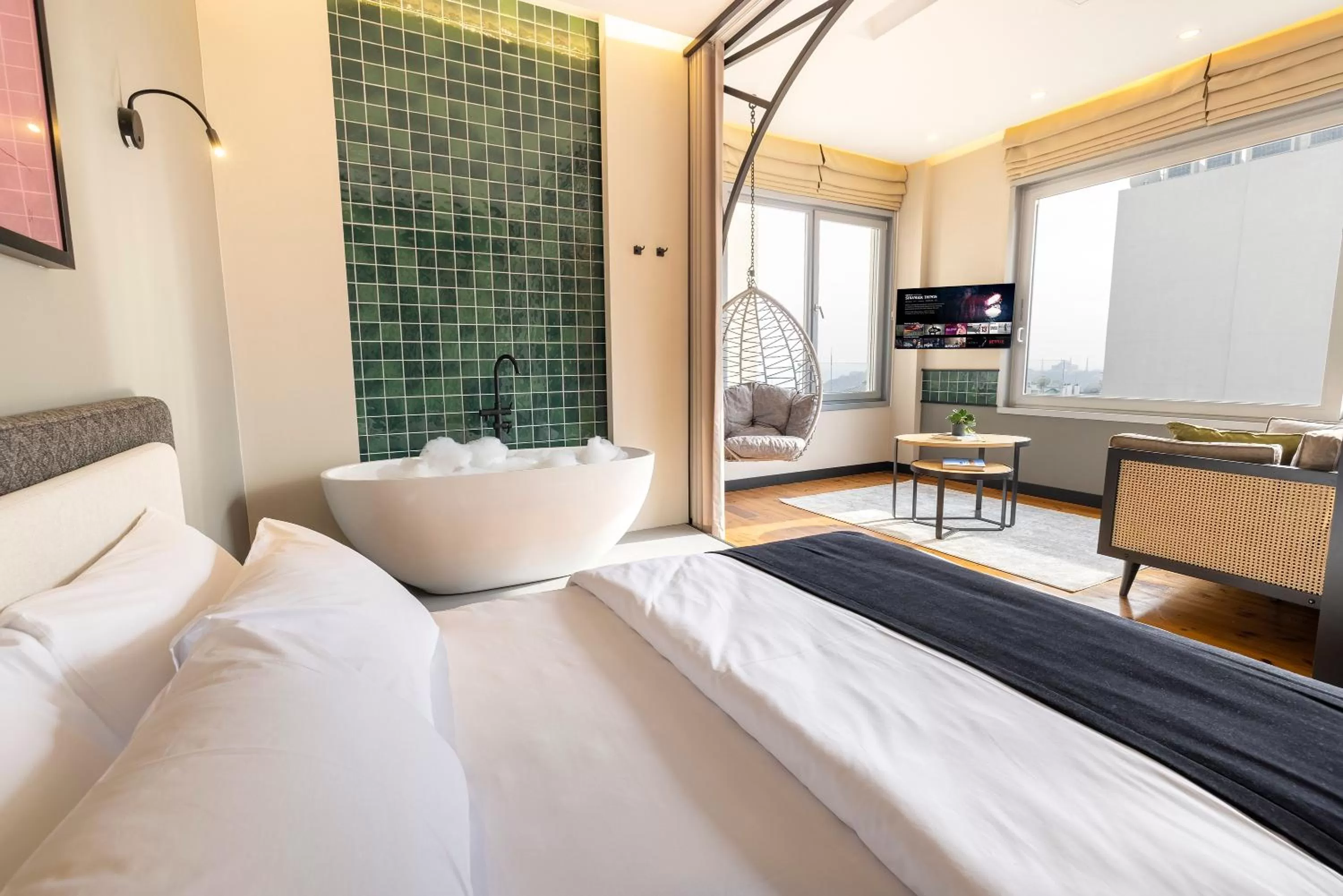 Hot Tub, Bed in Upside Apartments