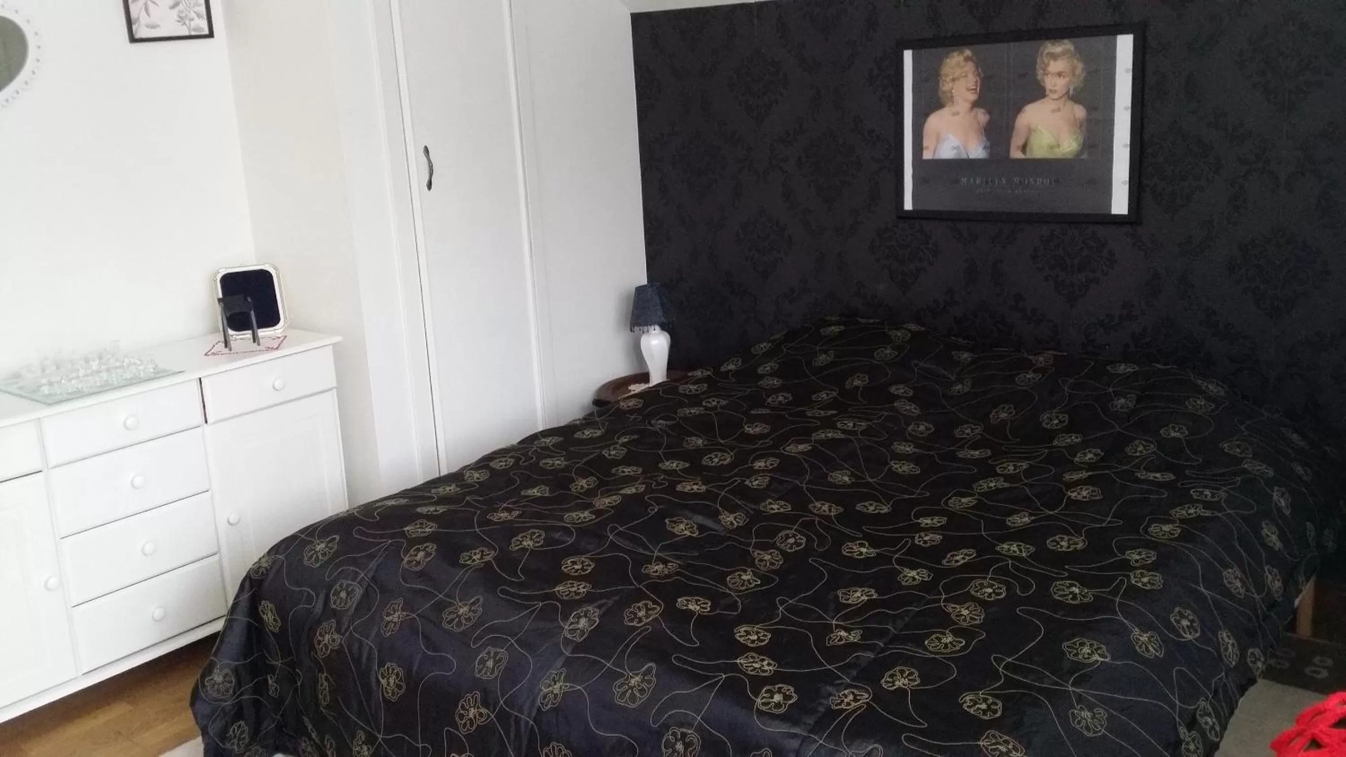 Double Room with Shared Bathroom in Stop at The Cross