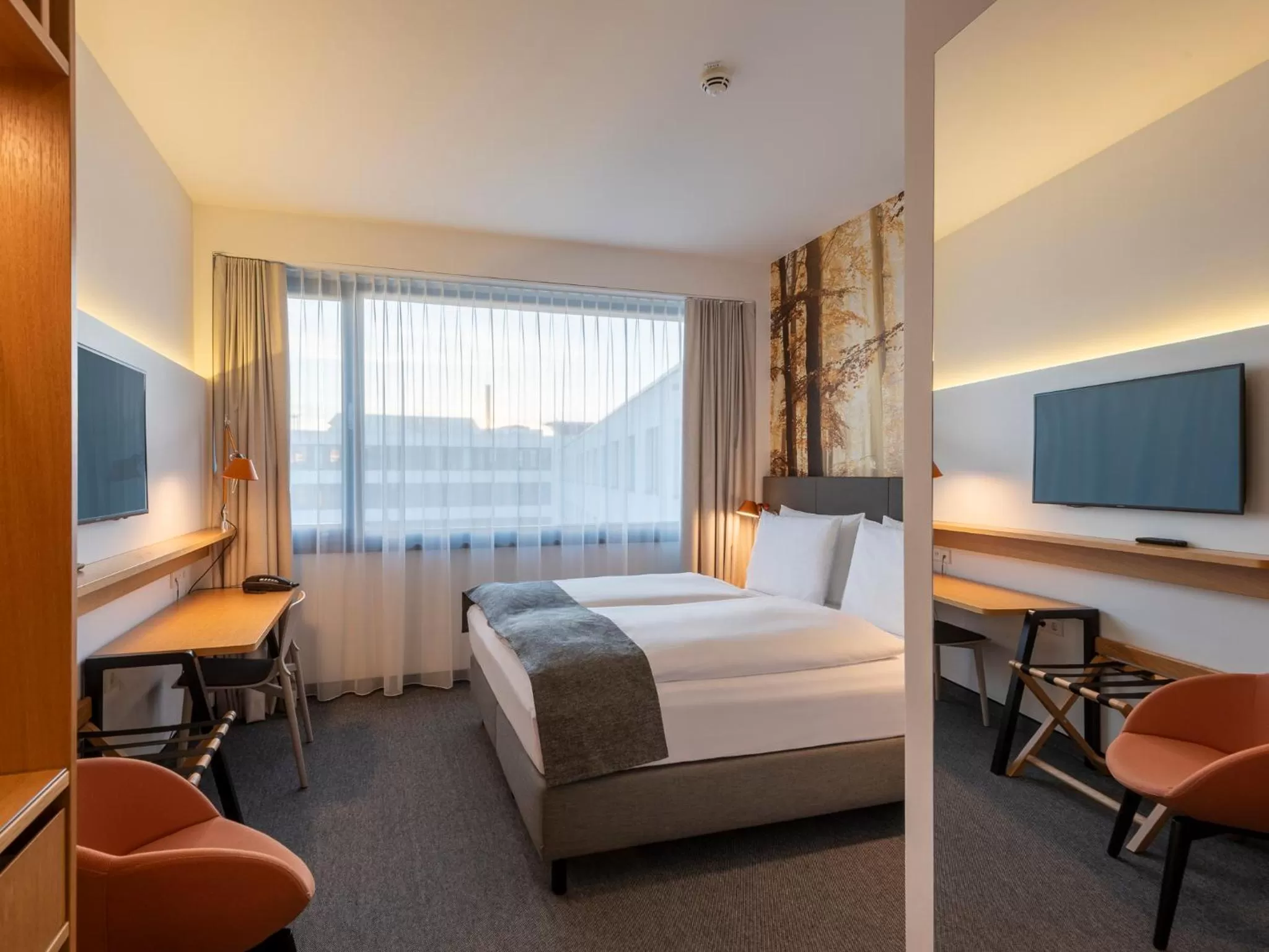 Photo of the whole room, Bed in Holiday Inn Munich - Leuchtenbergring by IHG