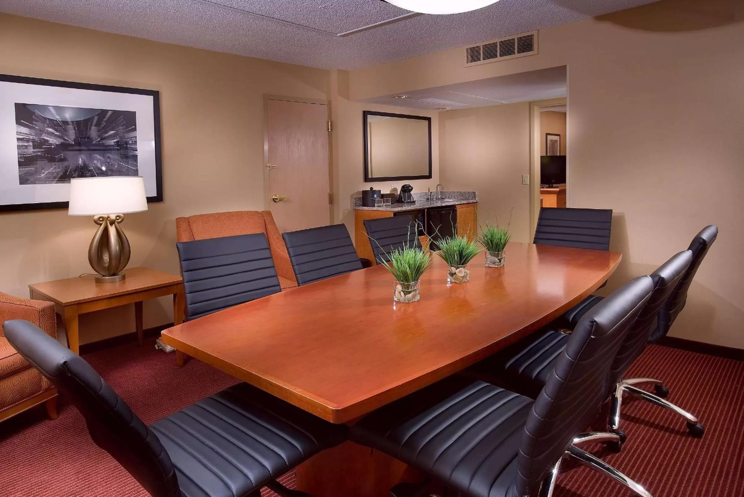 Living room in Embassy Suites by Hilton Kansas City International Airport