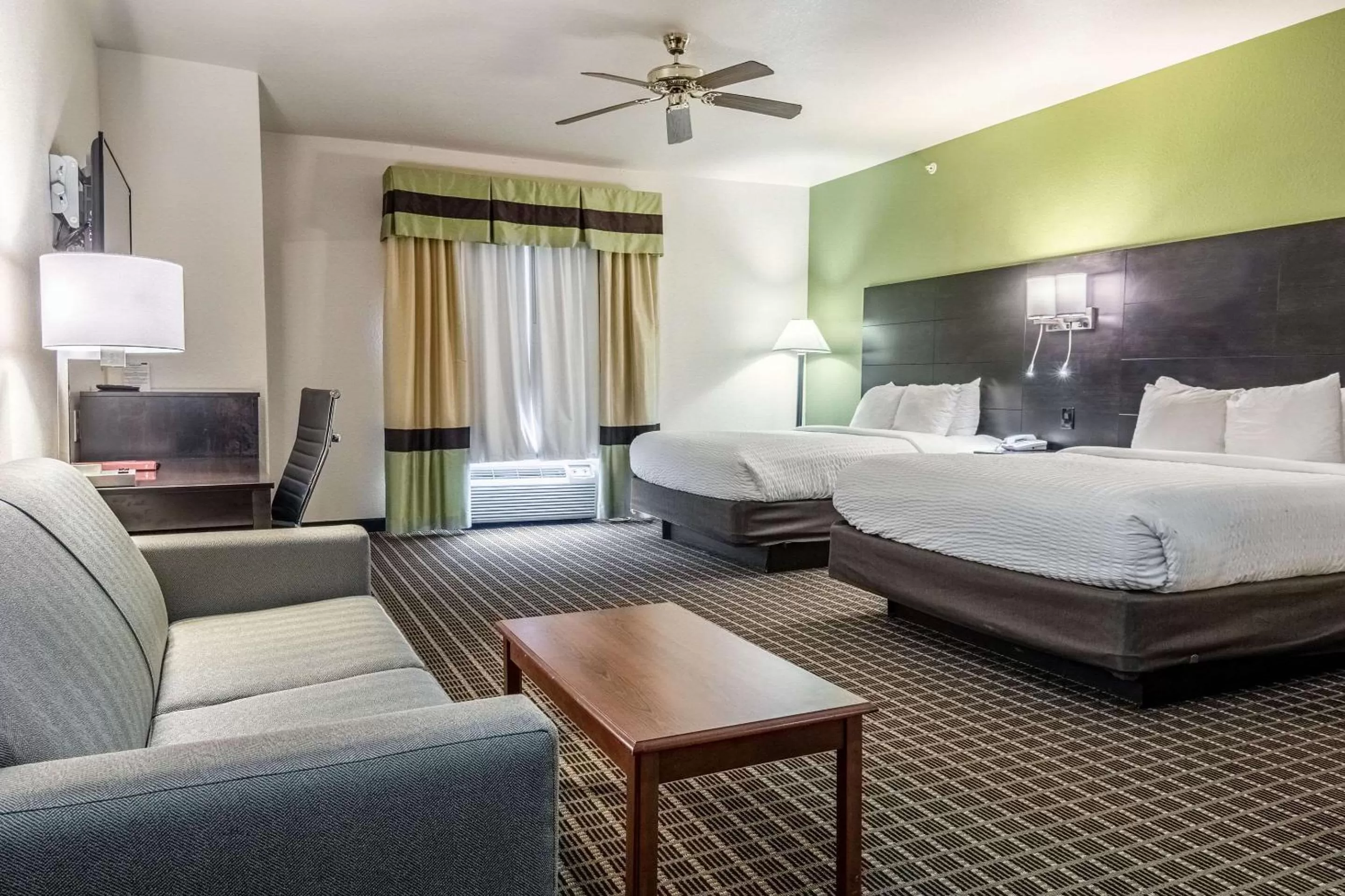 Photo of the whole room, Bed in Clarion Inn & Suites Weatherford South