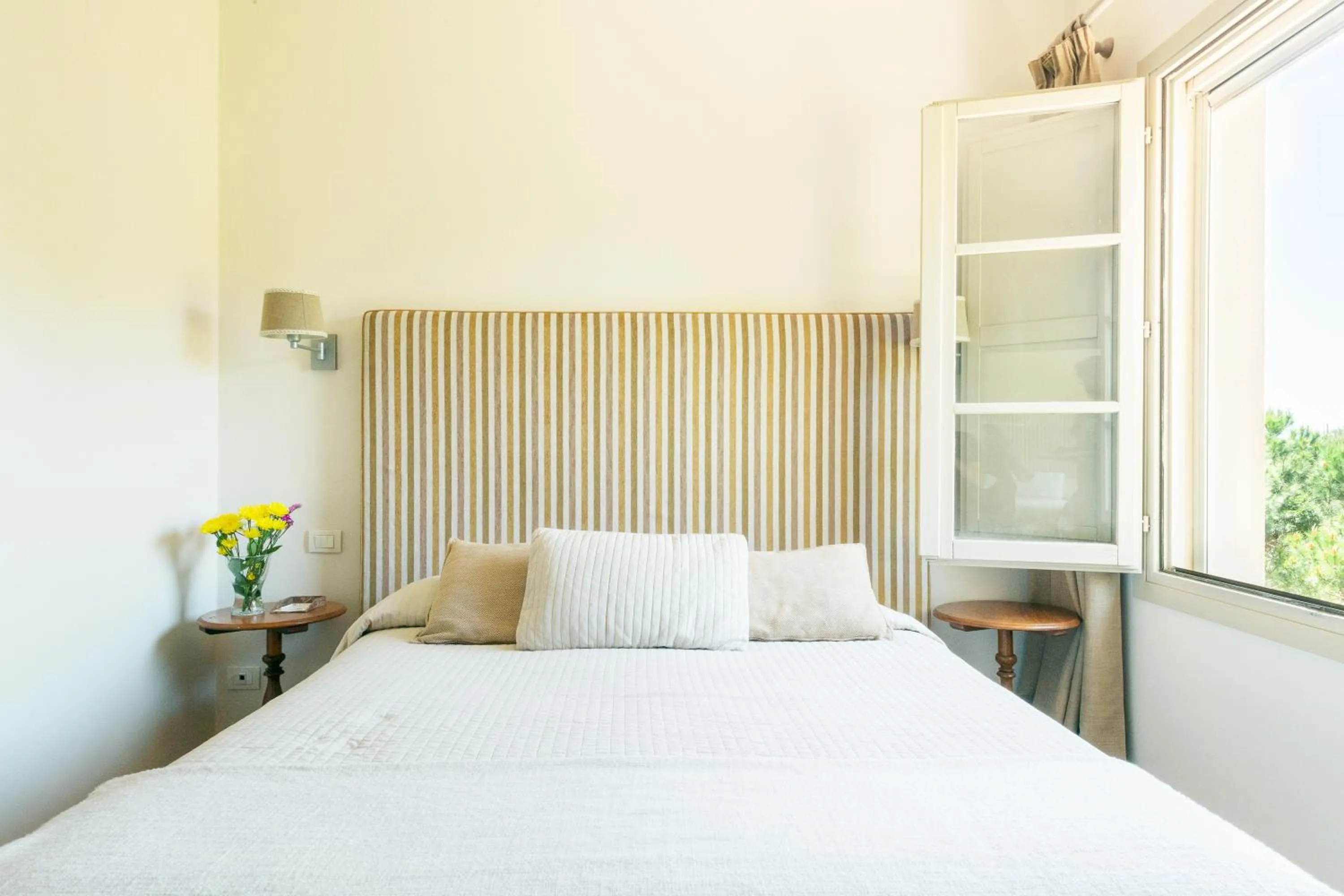 Inner courtyard view, Bed in Si Montalcino Hotel