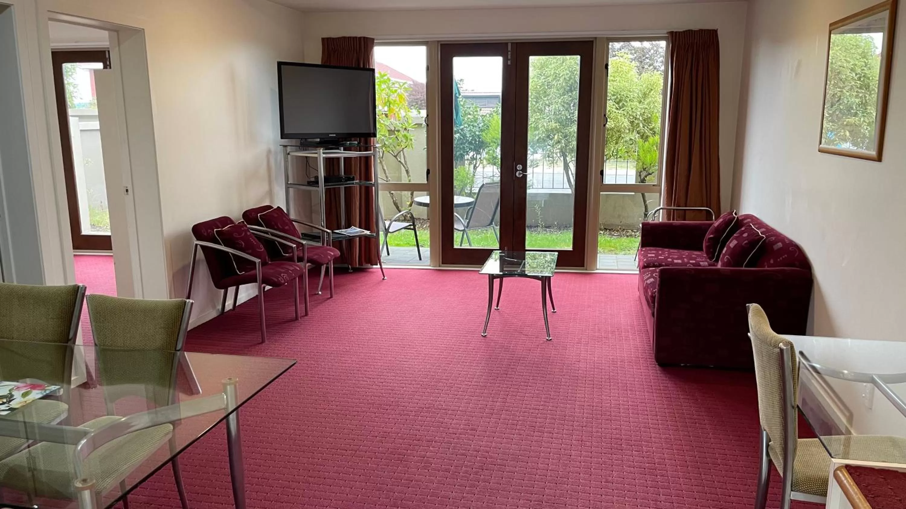 Communal lounge/ TV room in Chantillys Motor Lodge