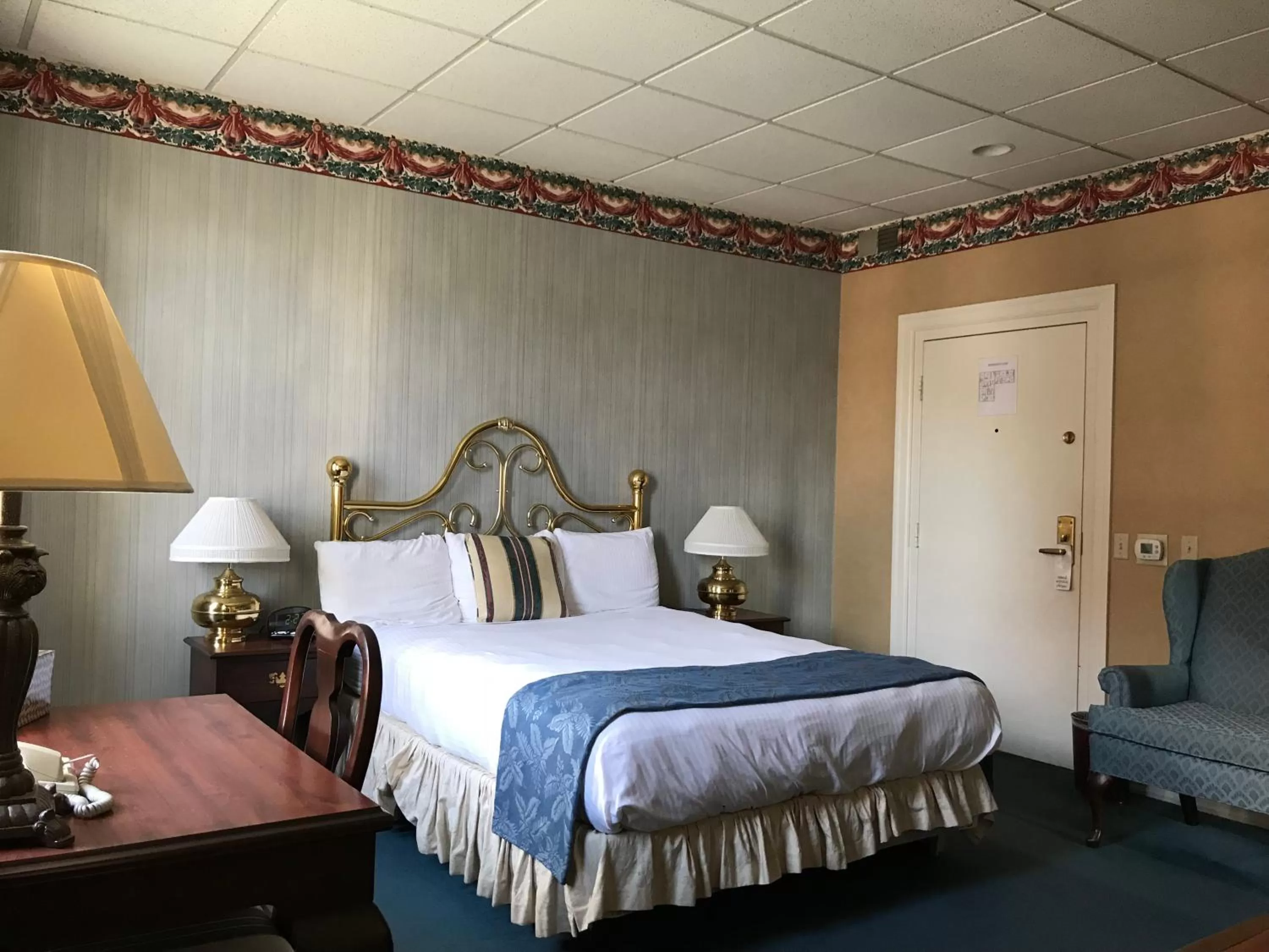 Bed in Waynebrook Inn