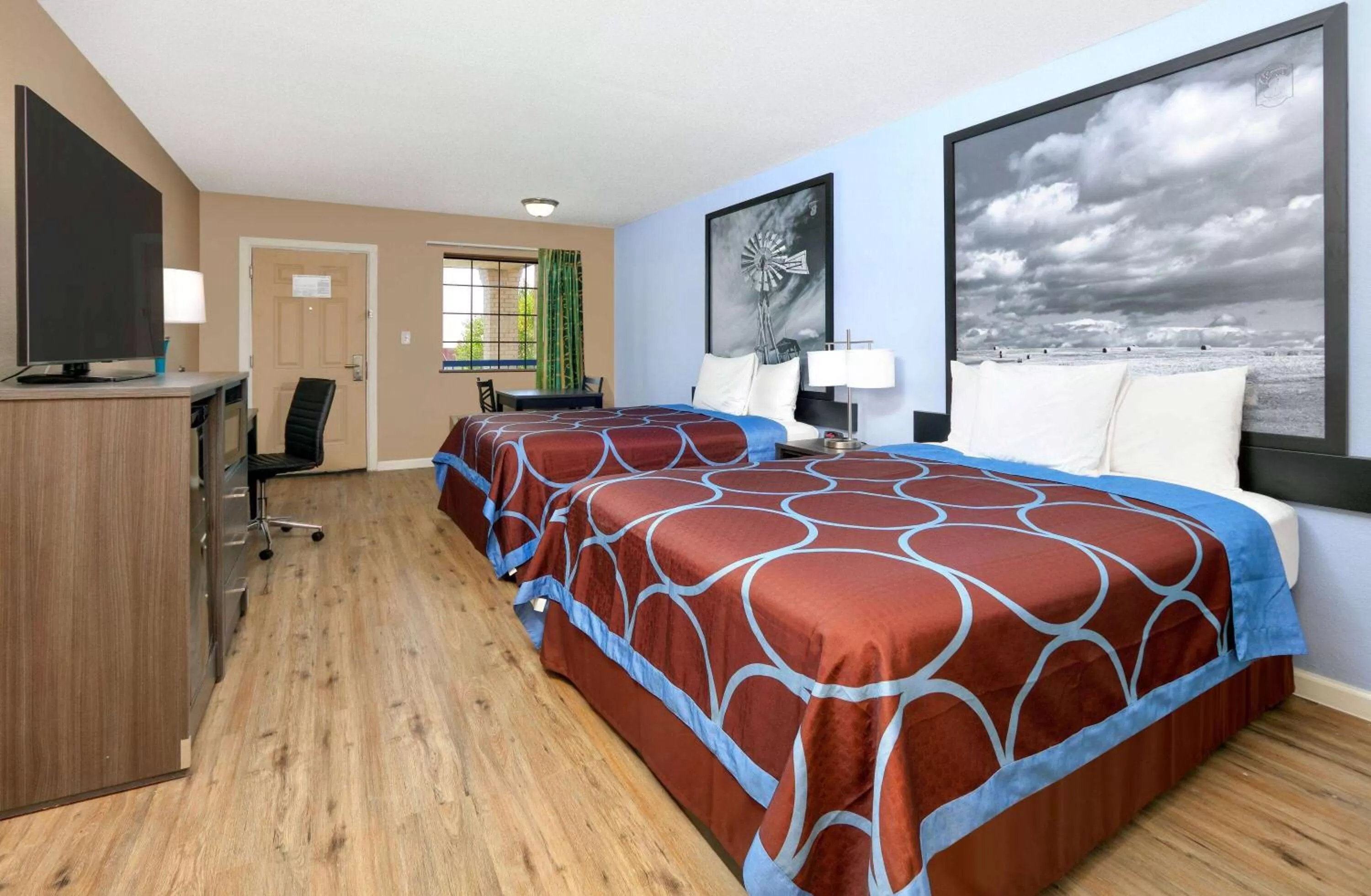 Photo of the whole room, Bed in Super 8 by Wyndham Victoria - South - Hwy 59