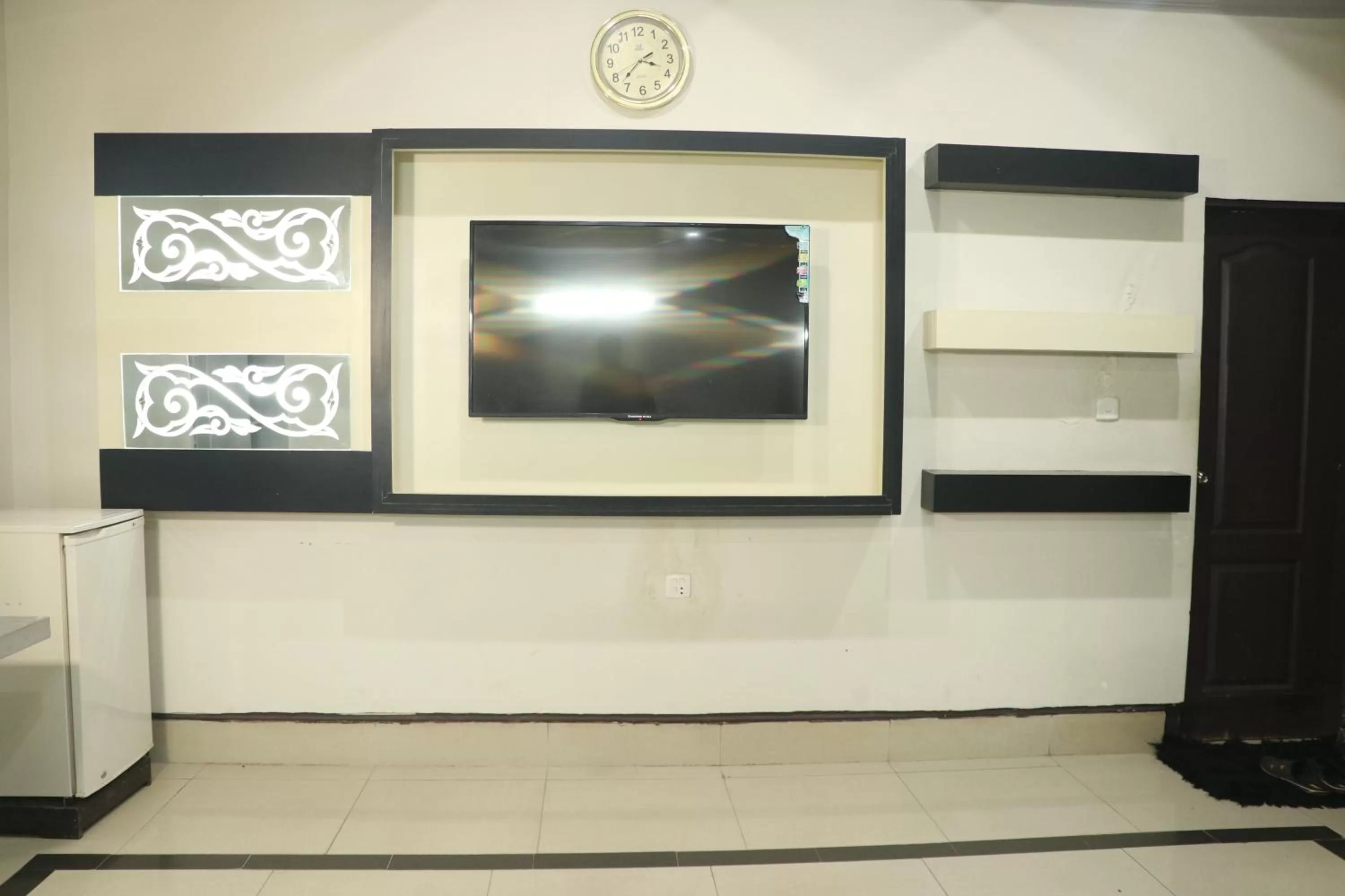 People, TV/Entertainment Center in Hotel Grace inn