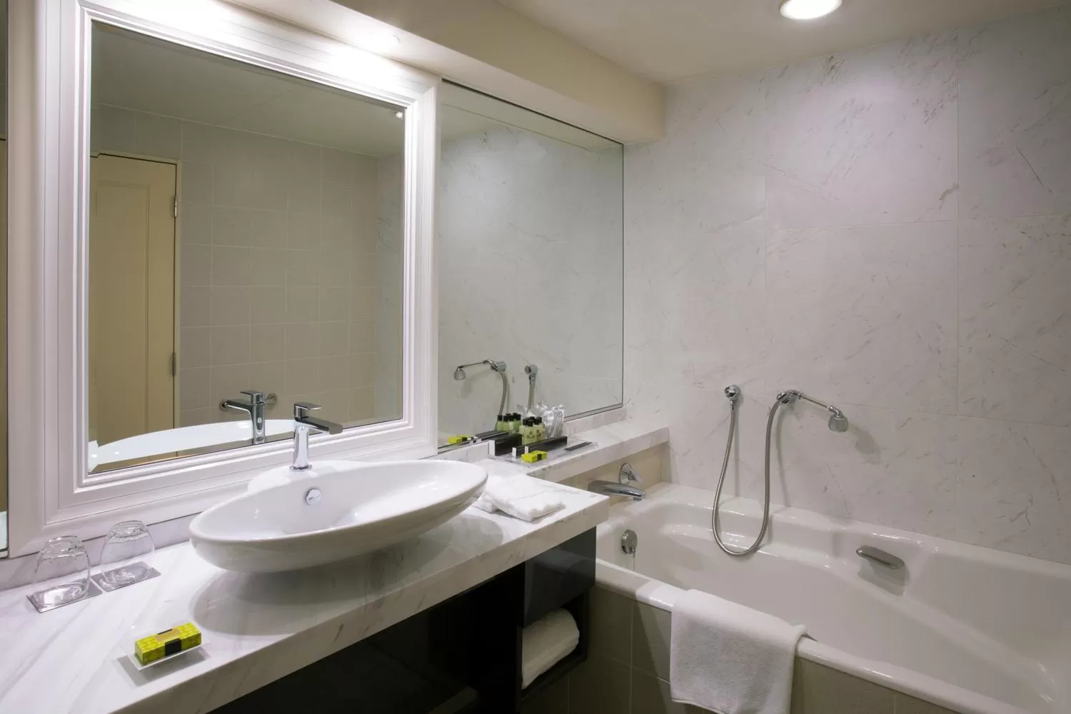 Shower in InterContinental Tokyo Bay by IHG