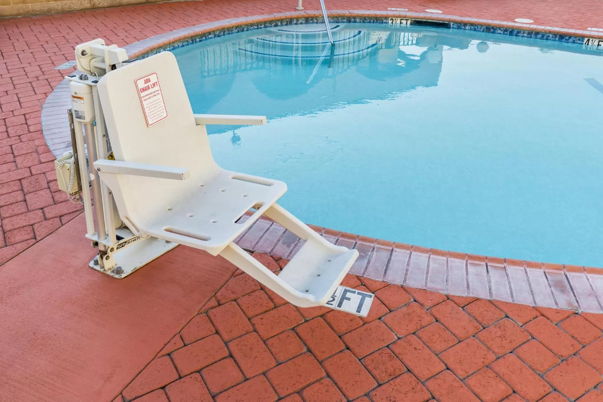 Swimming pool in Kings Inn Anaheim at The Park & Convention Center