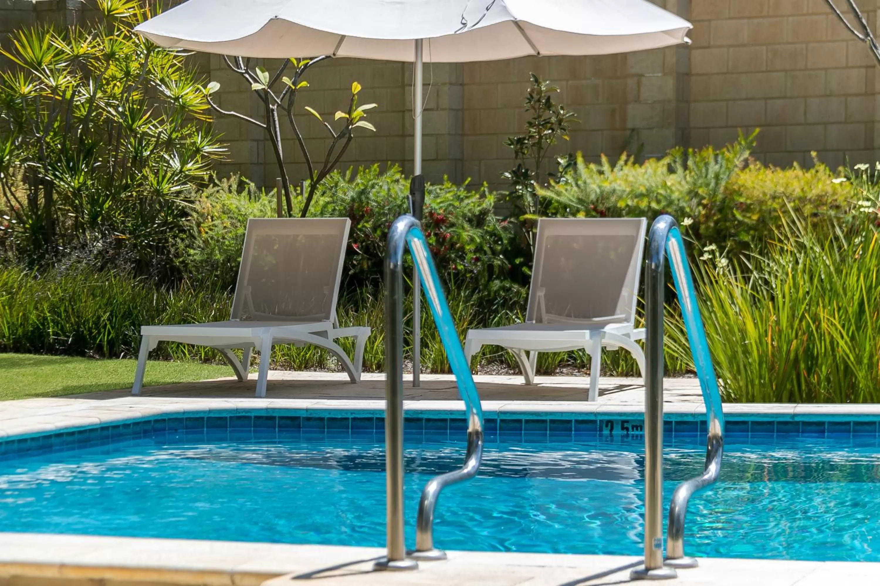 Swimming pool in Flag Motor Lodge