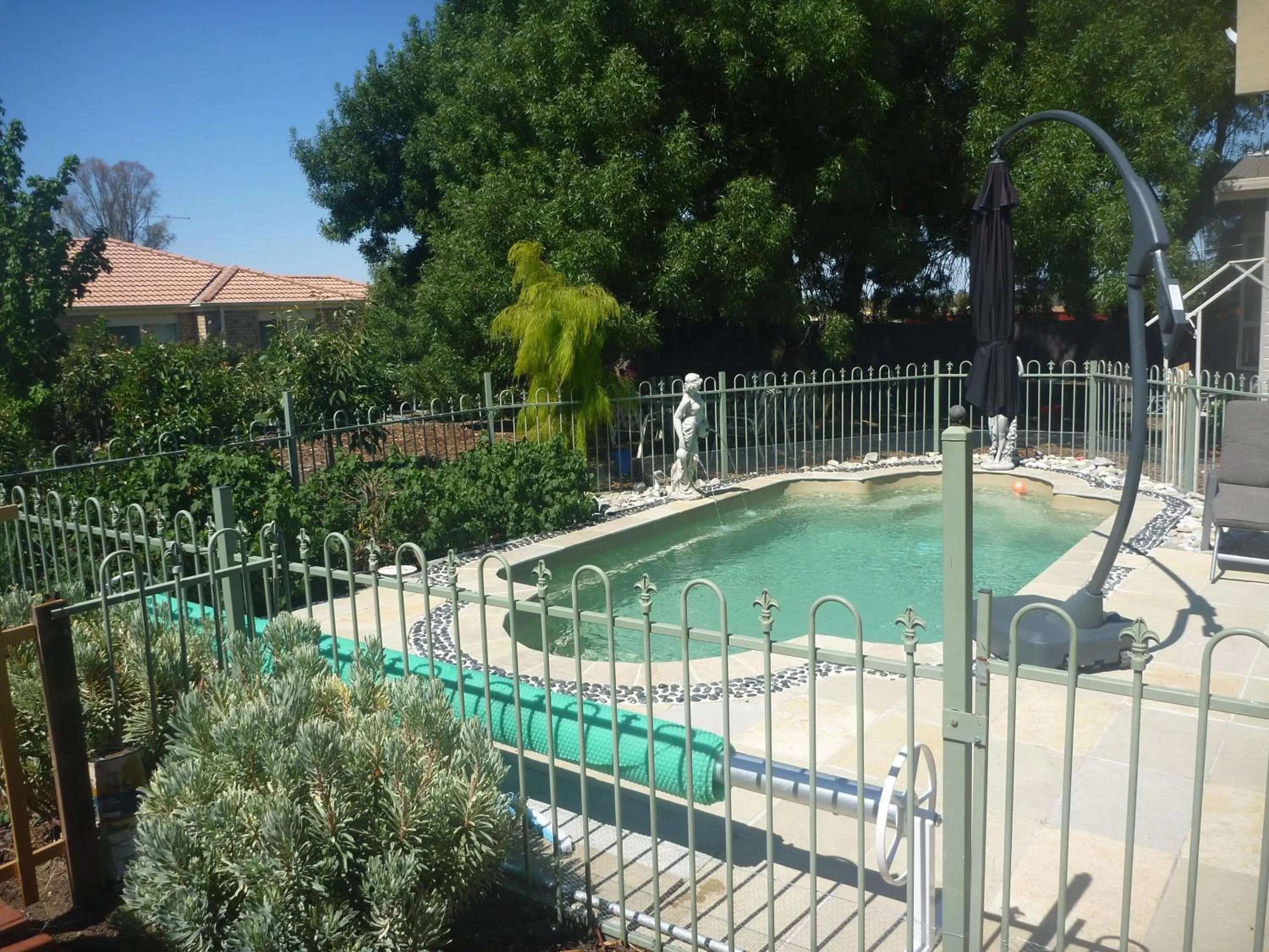 Swimming pool in Must Love Dogs B&B & Self Contained Cottage