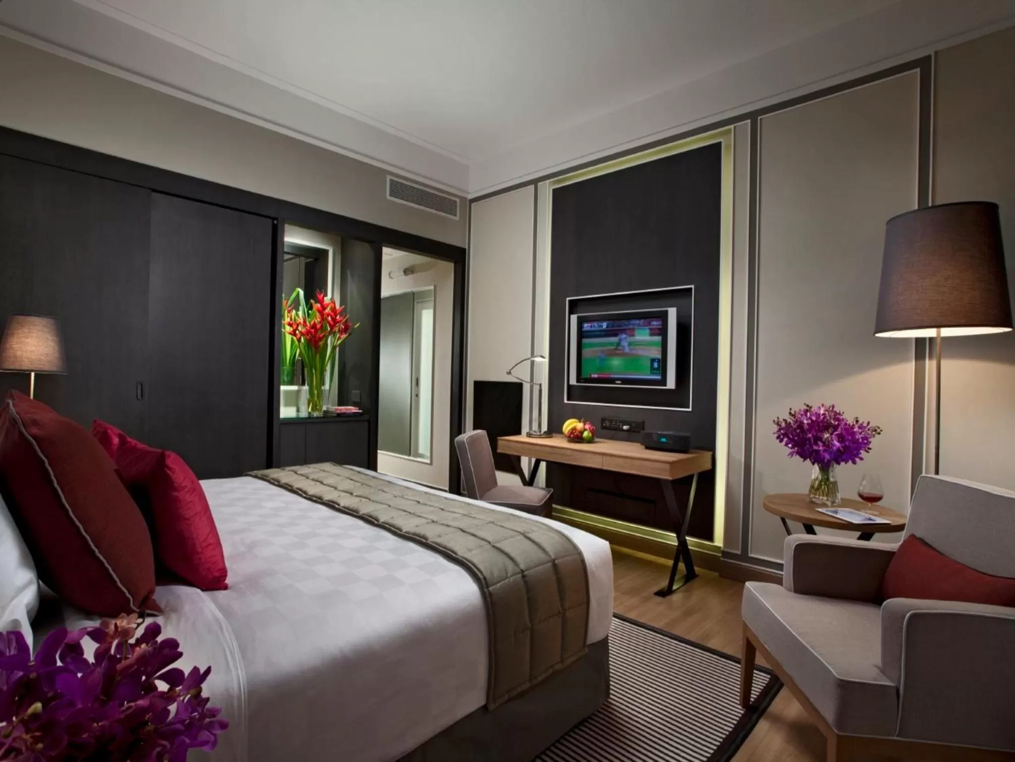 Photo of the whole room, Bed in Orchard Hotel Singapore