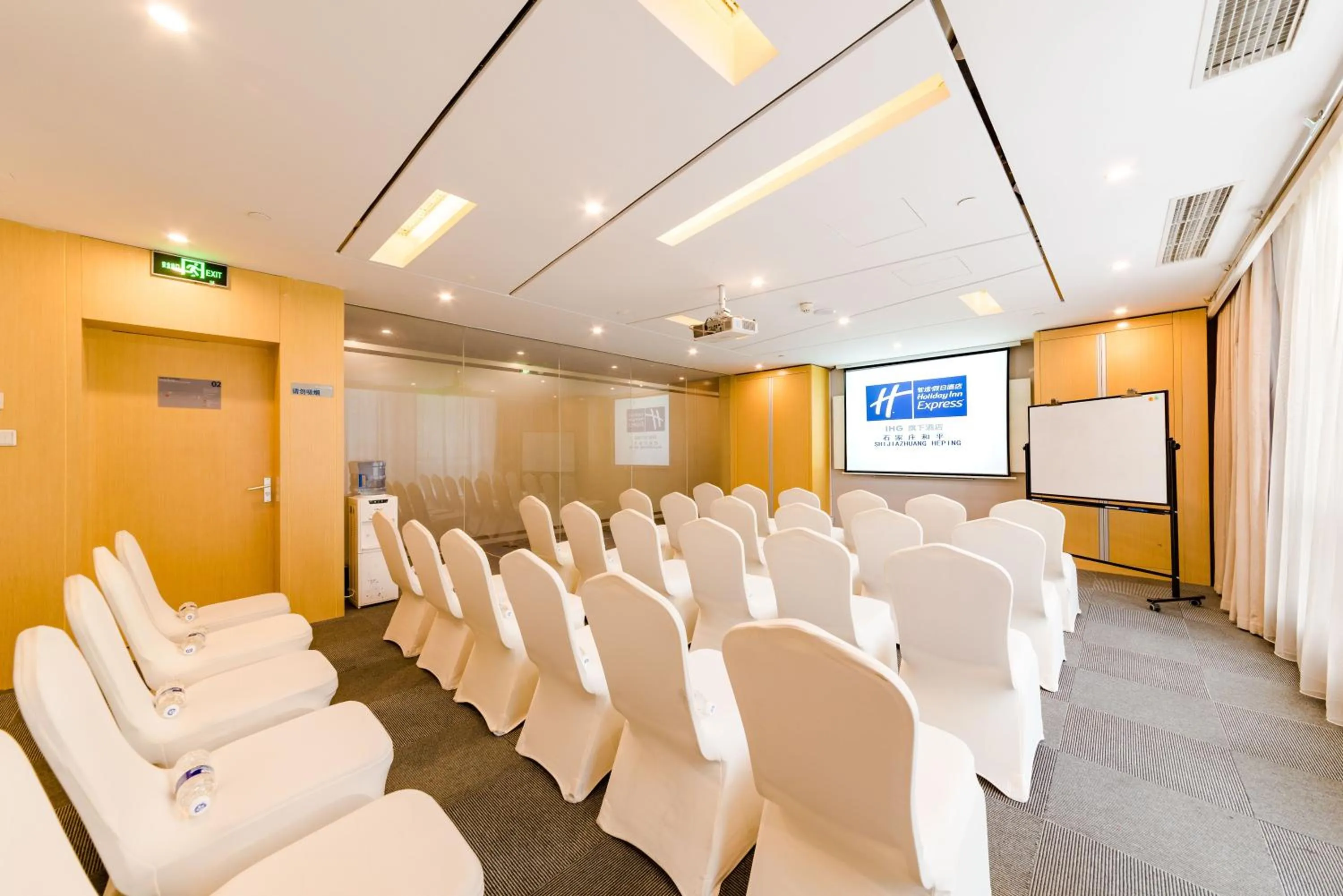 Meeting/conference room in Holiday Inn Express Shijiazhuang Heping by IHG
