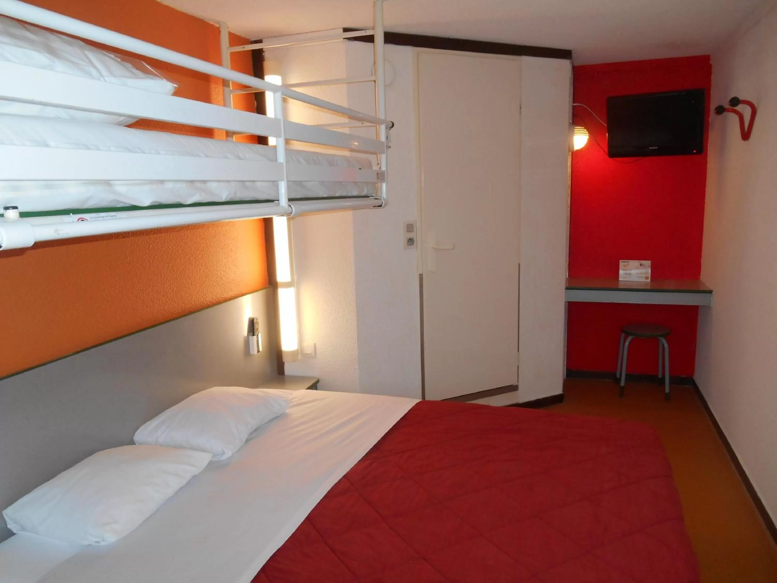 Photo of the whole room, Bed in Premiere Classe Brest Gouesnou Aeroport
