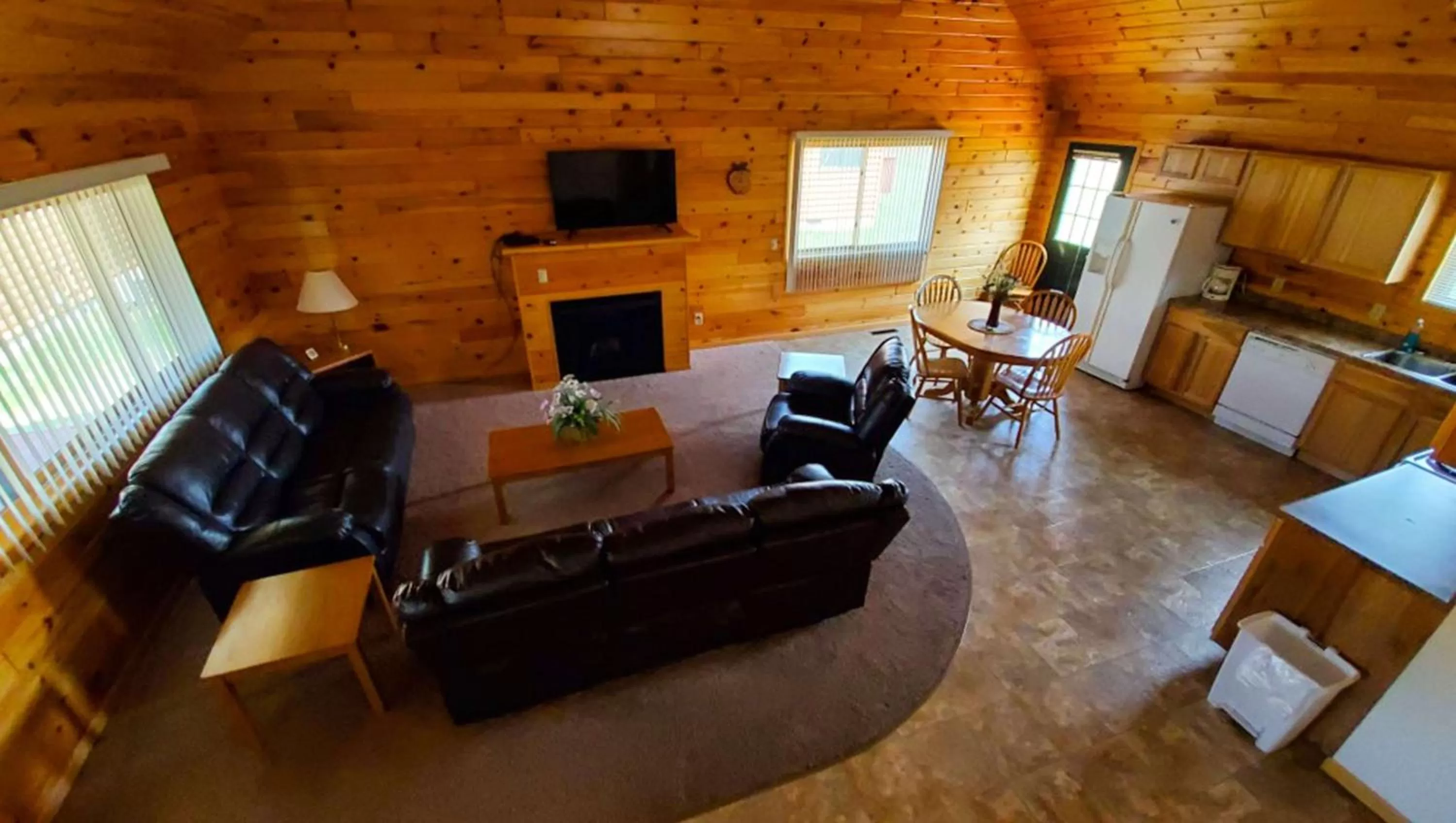 Photo of the whole room in Jasper Ridge Inn Ishpeming