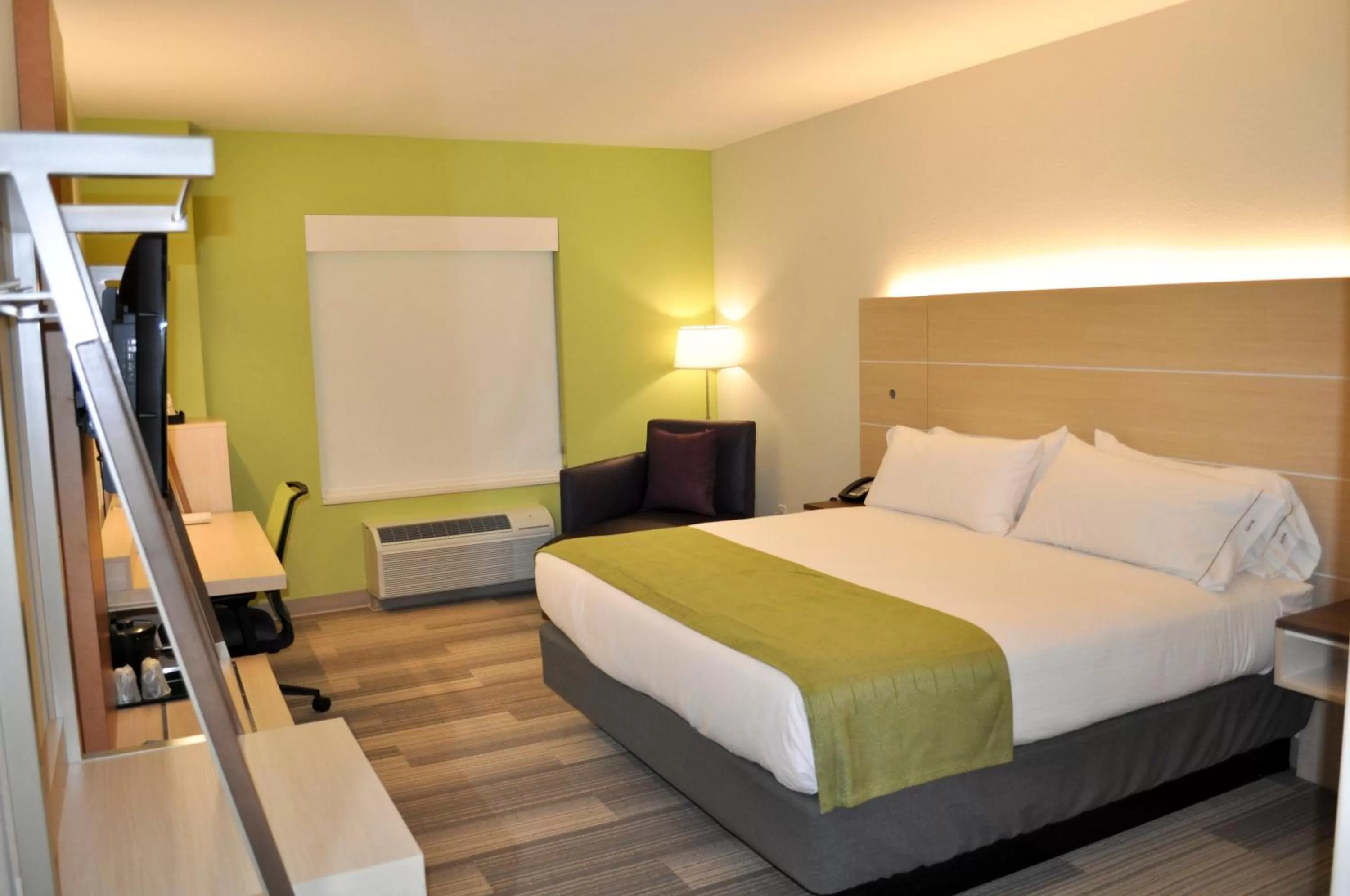 Photo of the whole room, Bed in Holiday Inn Express & Suites Price by IHG