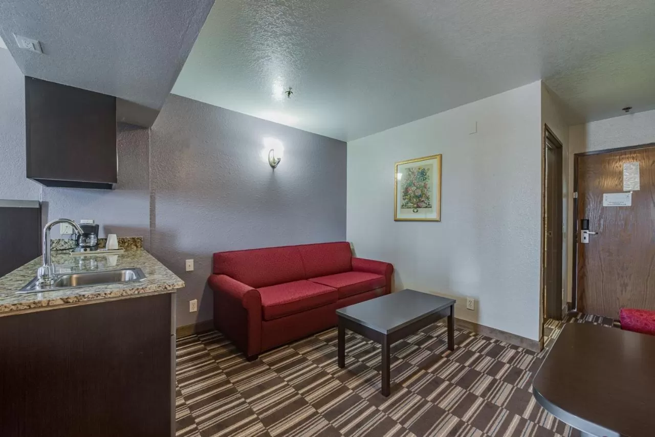 Seating area in Microtel Inn & Suites by Wyndham Oklahoma City Airport