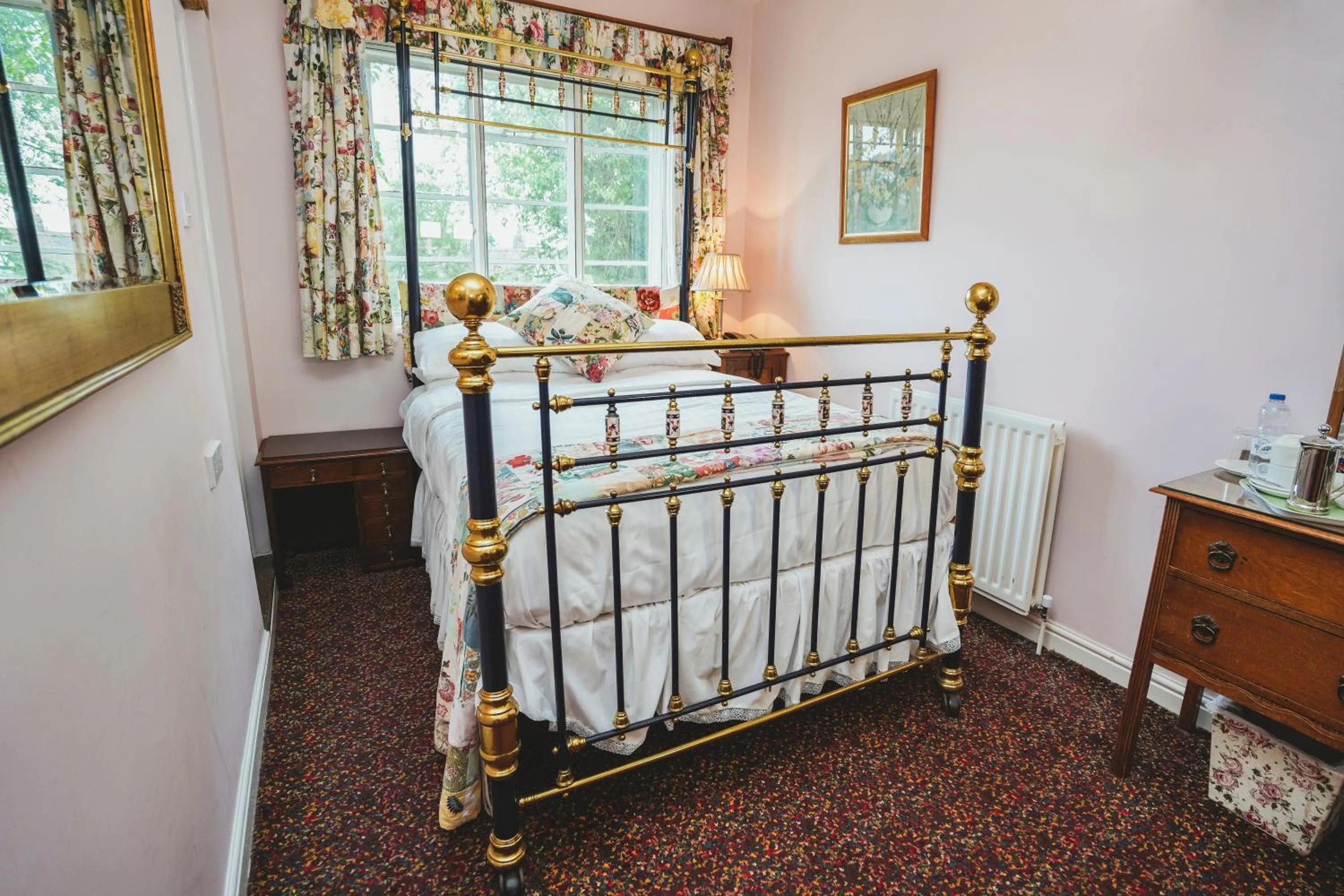 Bed in Hundred House Hotel