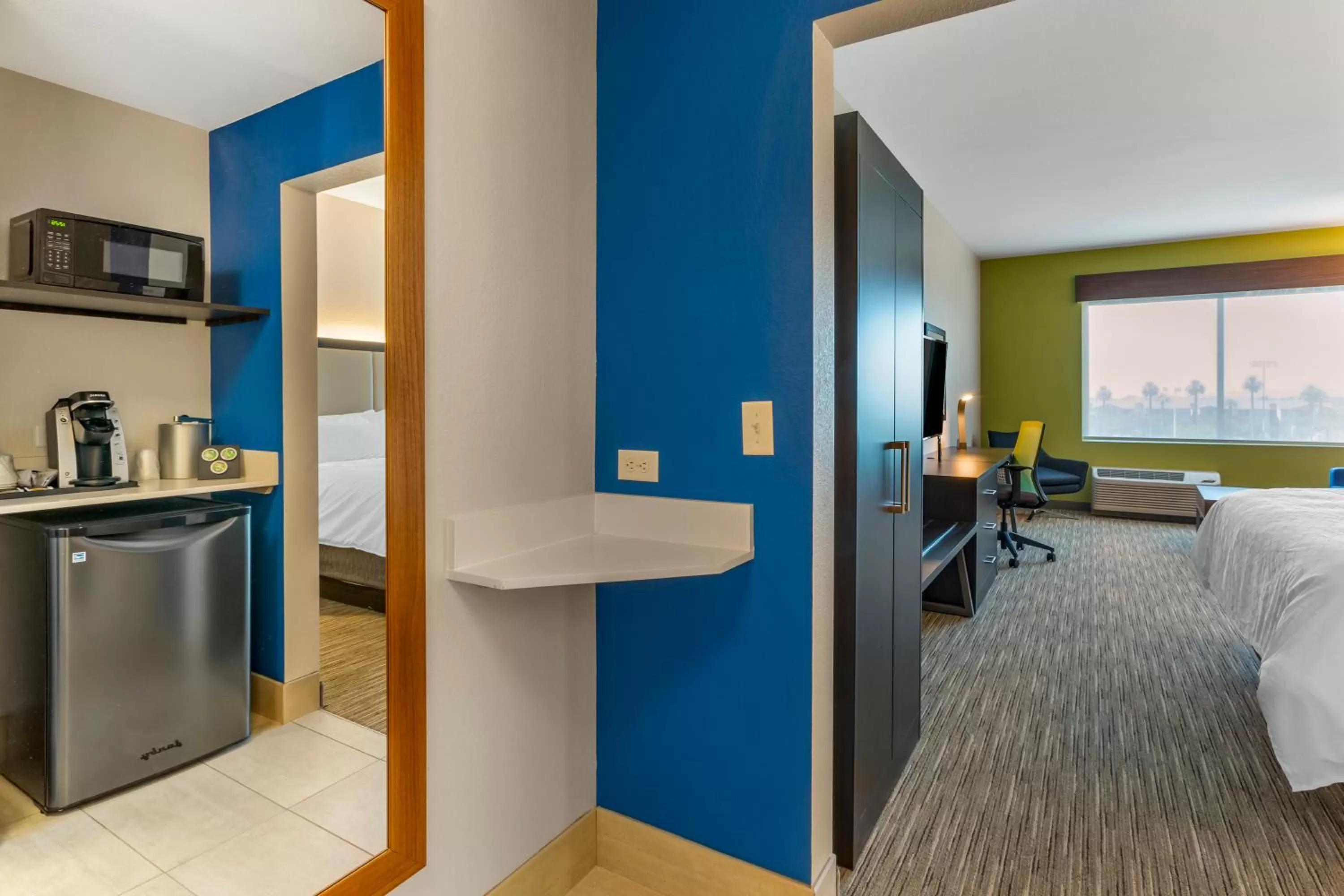 Bathroom, Bed in Holiday Inn Express & Suites - Phoenix Dwtn - State Capitol by IHG