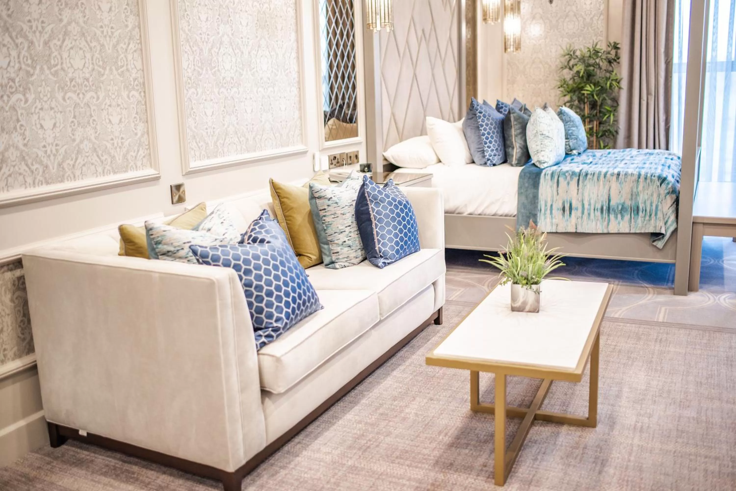 Living room, Bed in Errigal Country House Hotel