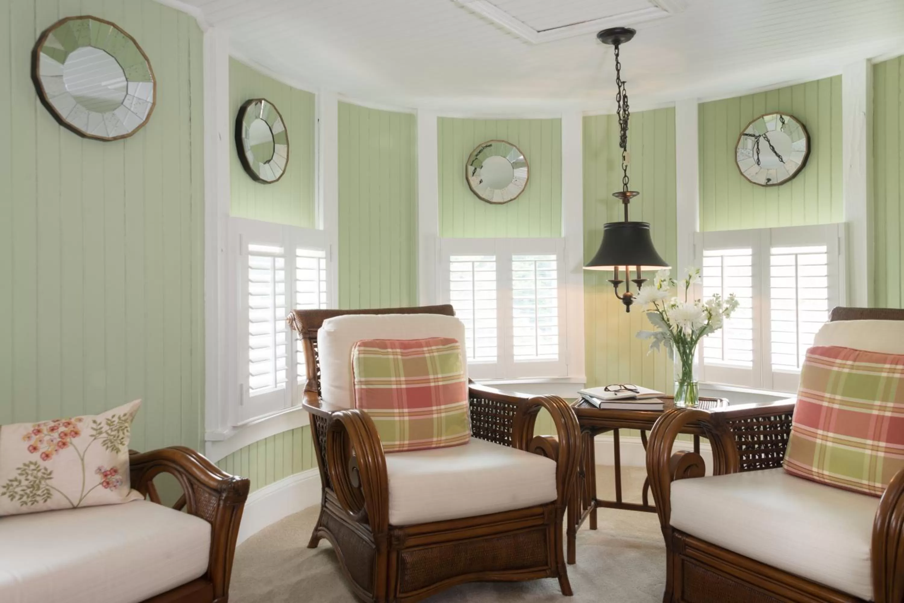 Seating area in White Doe Inn Bed & Breakfast