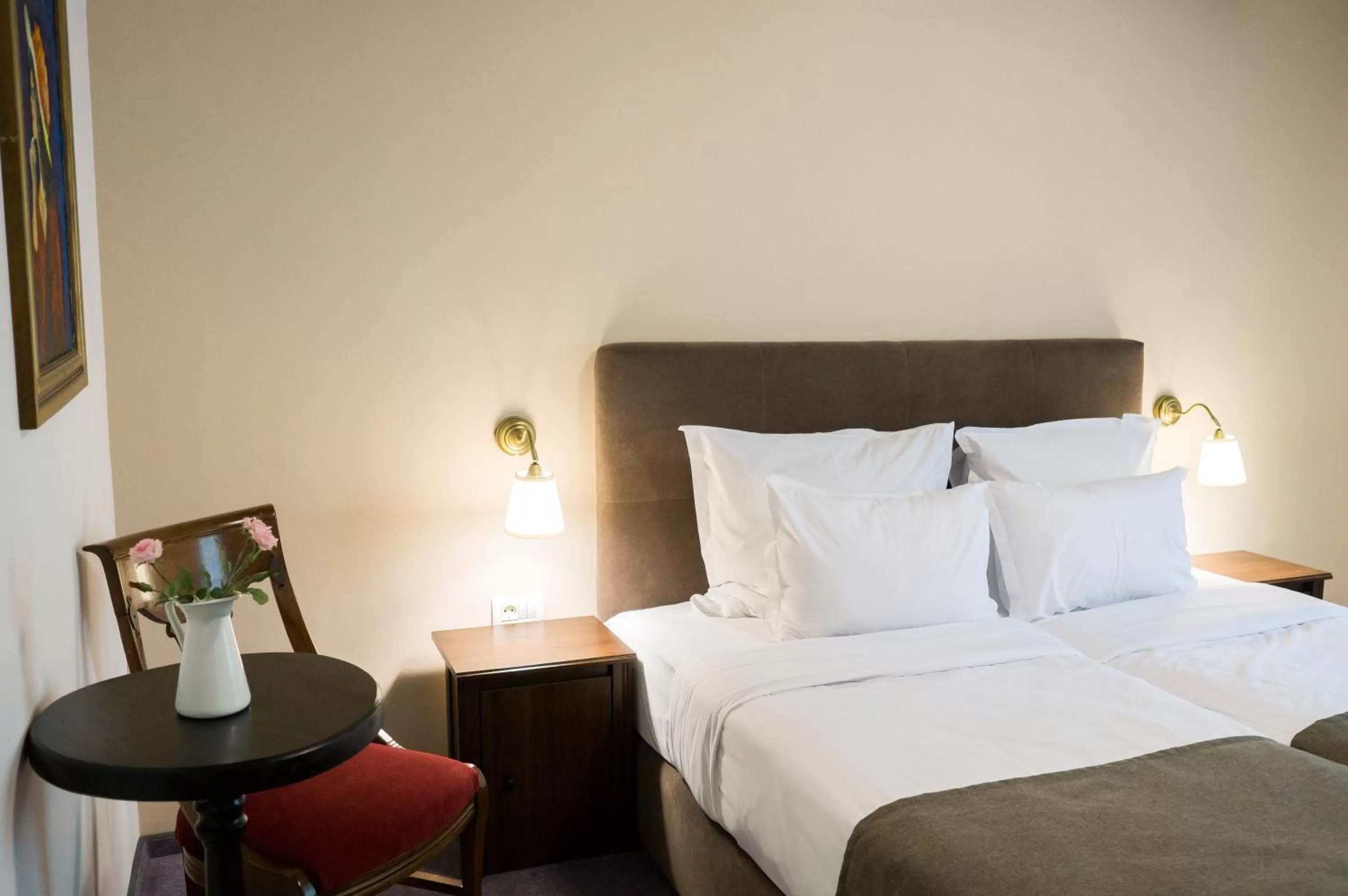 Photo of the whole room, Bed in Nest