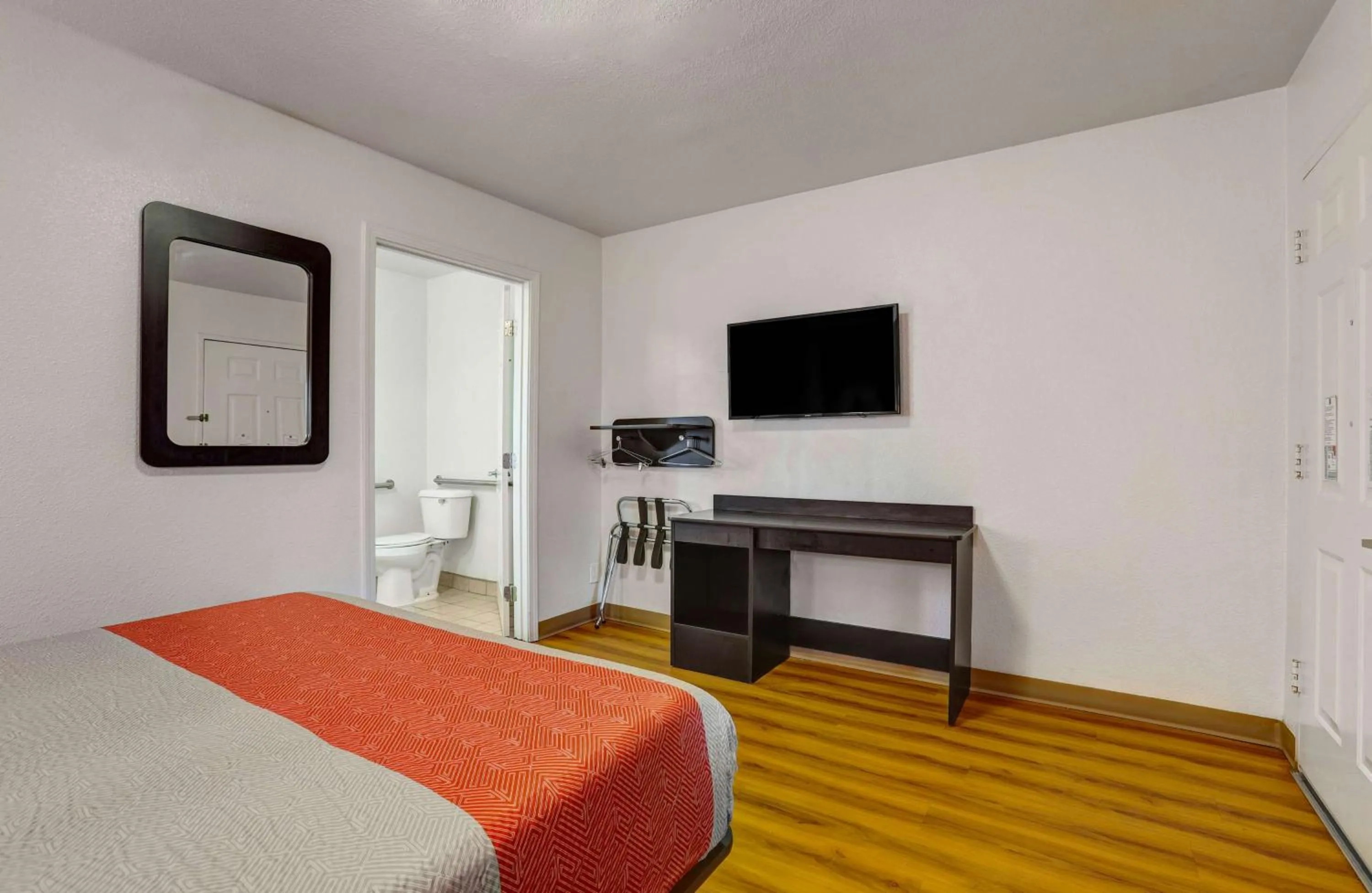 Bedroom, Bed in Motel 6-Marysville, CA