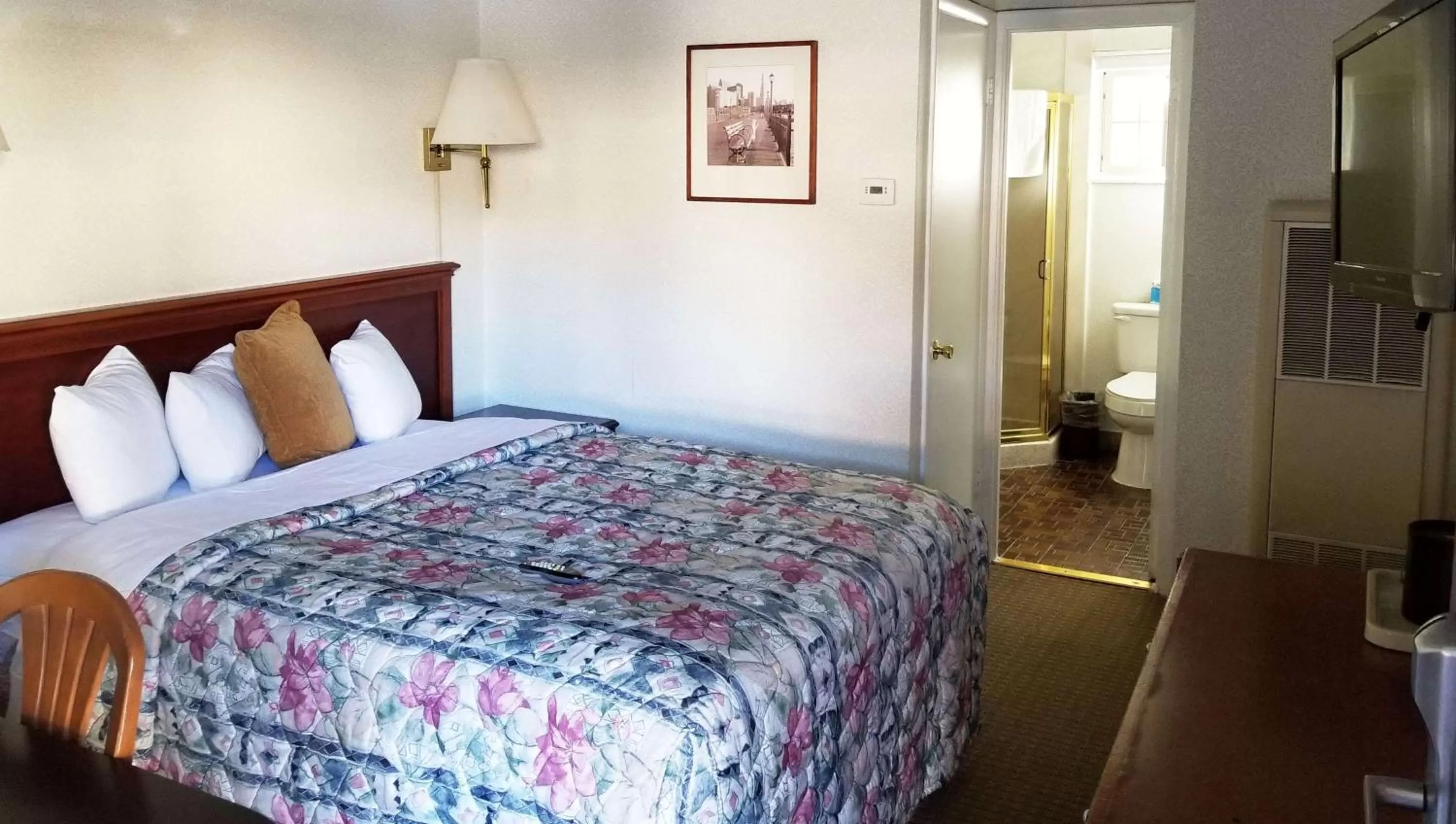 Photo of the whole room, Bed in Pacific Heights Inn