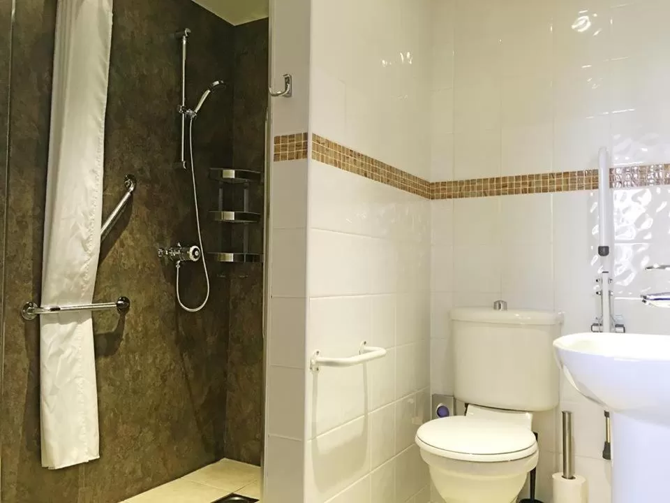 Shower, Bathroom in Boat House Super Suites