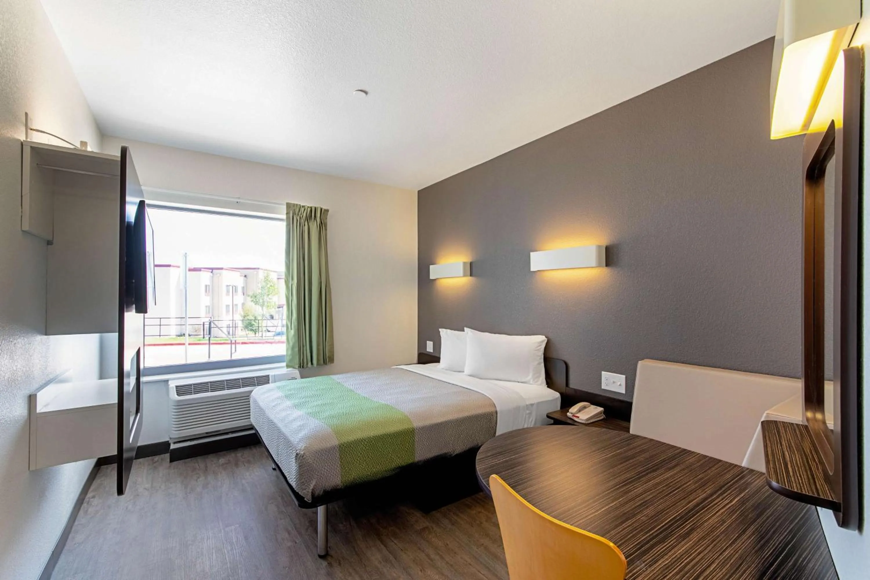 TV and multimedia, Bed in Motel 6 Austin Airport