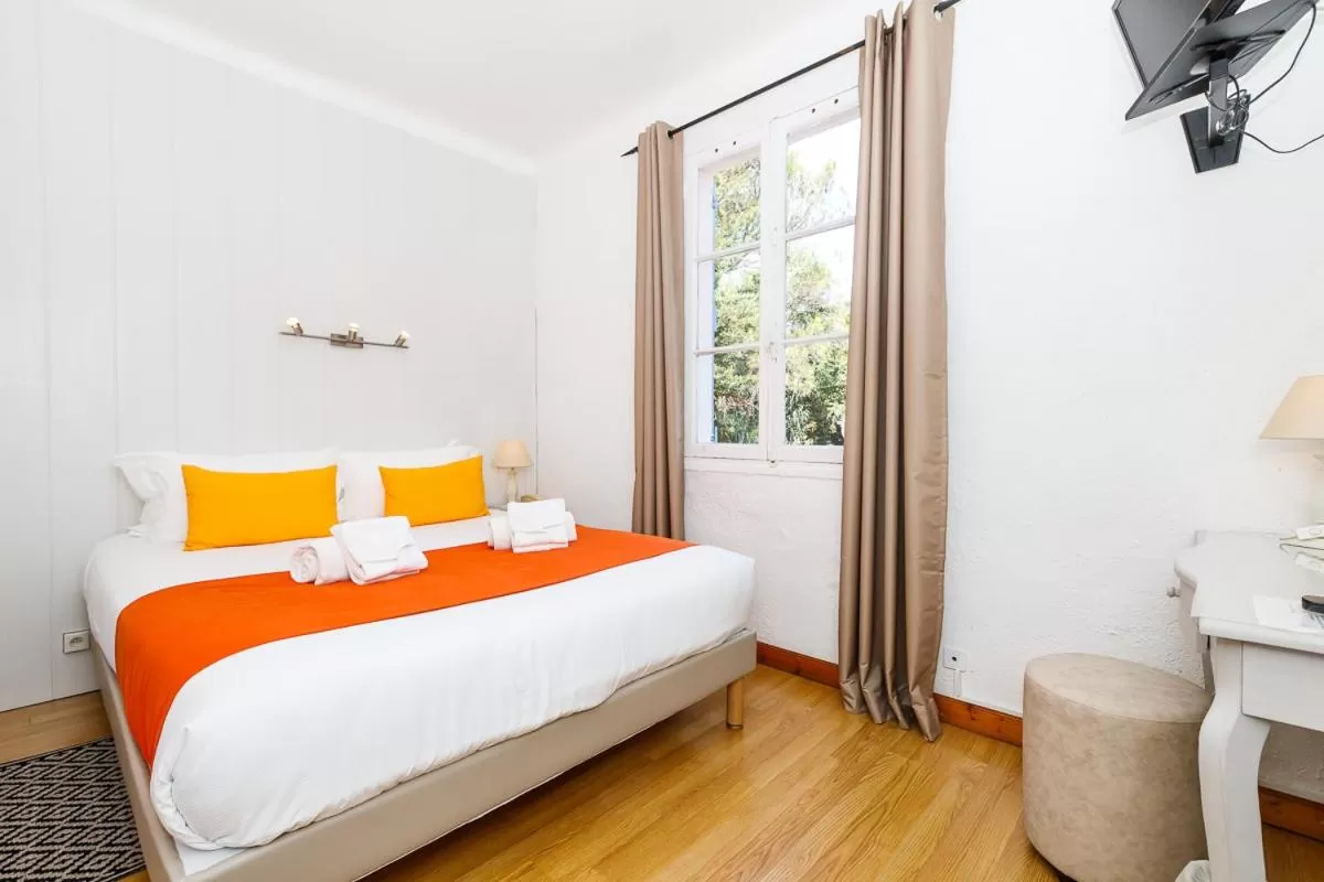 Bed in Hôtel Les Liserons de Mougins