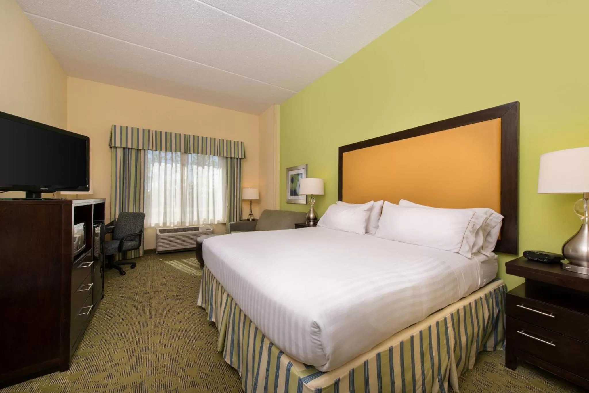Photo of the whole room, Bed in Holiday Inn Express and Suites Dickson City by IHG