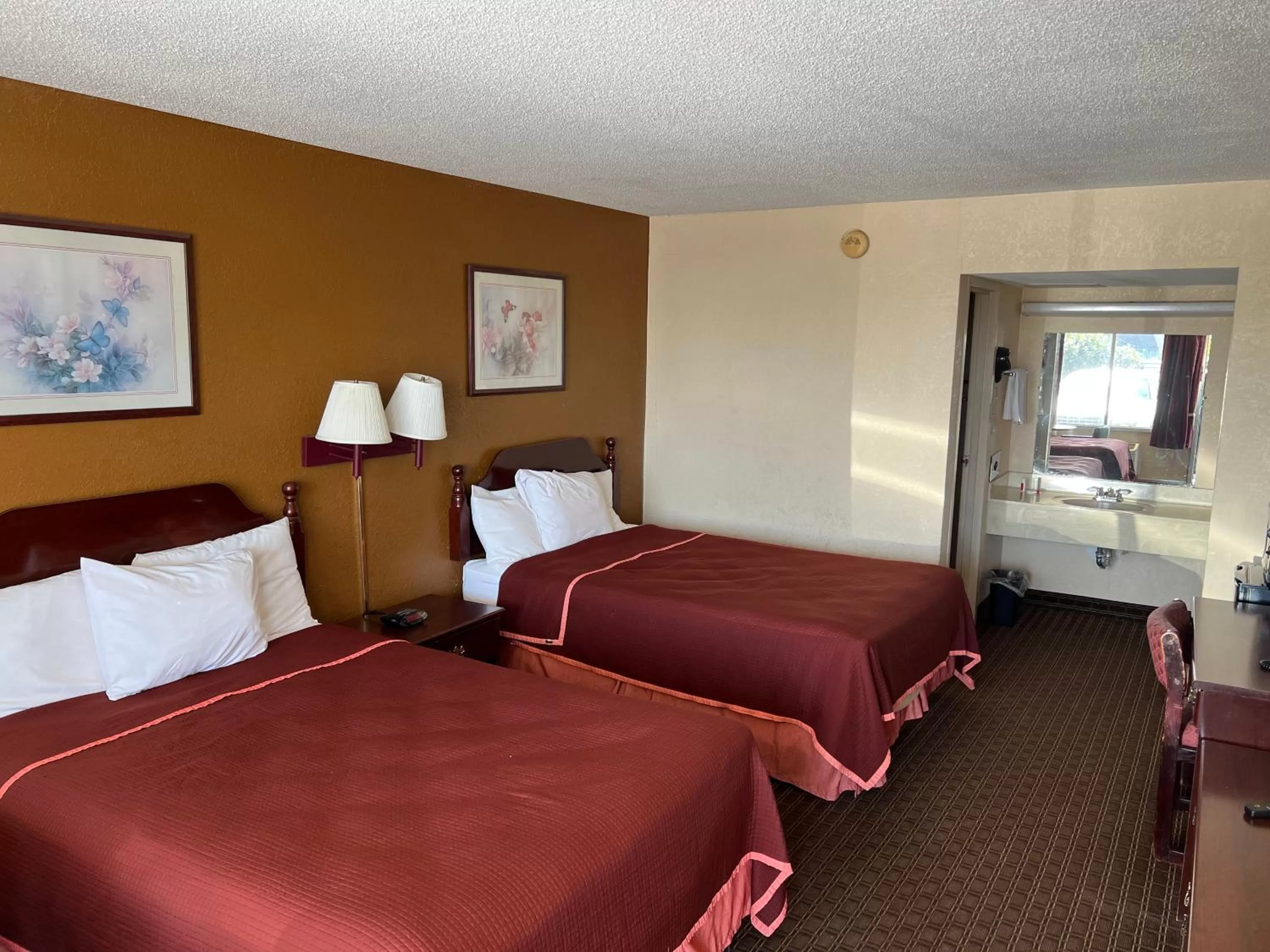 Photo of the whole room, Bed in Rodeway Inn Cleveland TN I-75