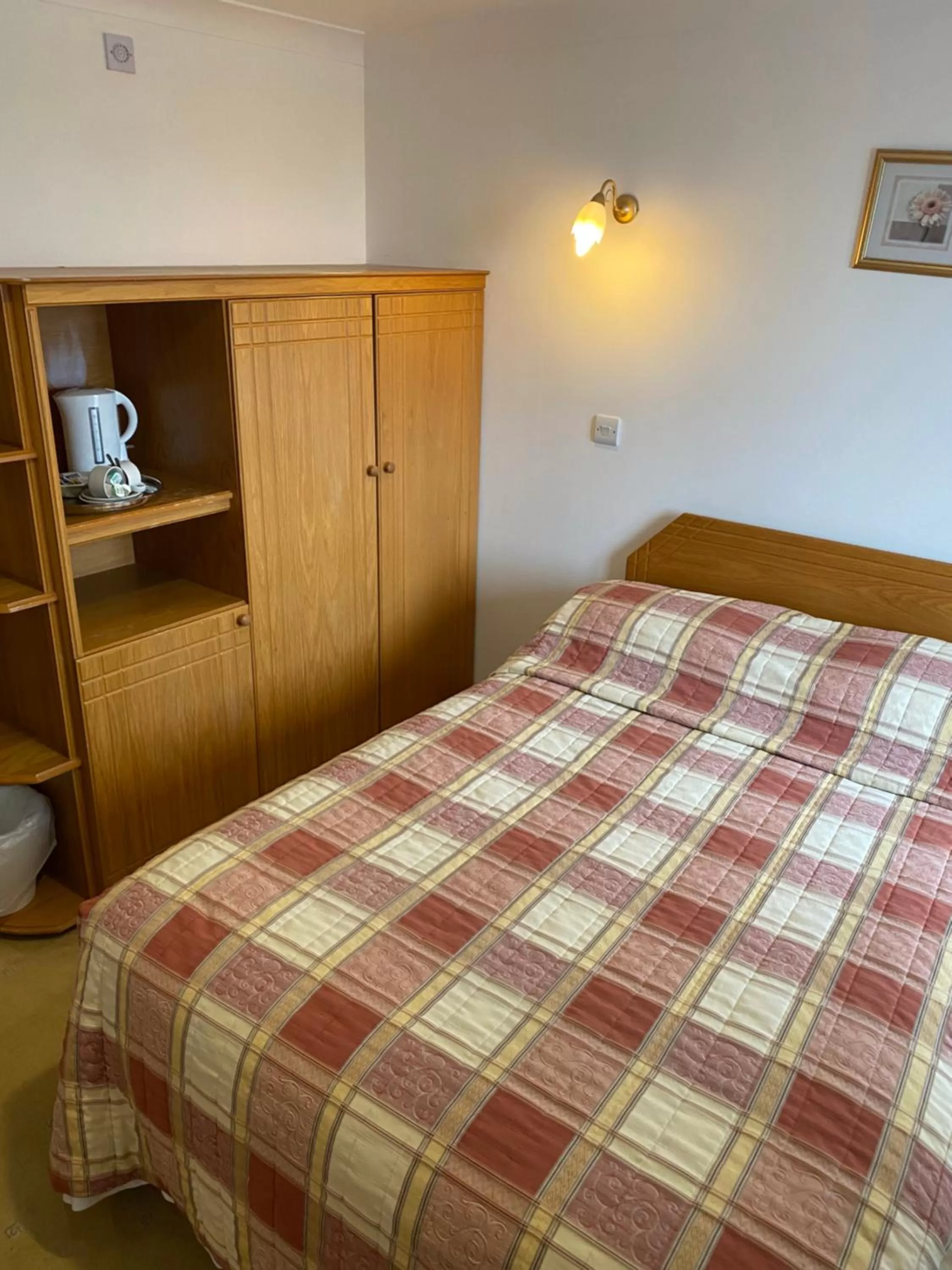 Communal lounge/ TV room, Bed in Bessemer Hotel