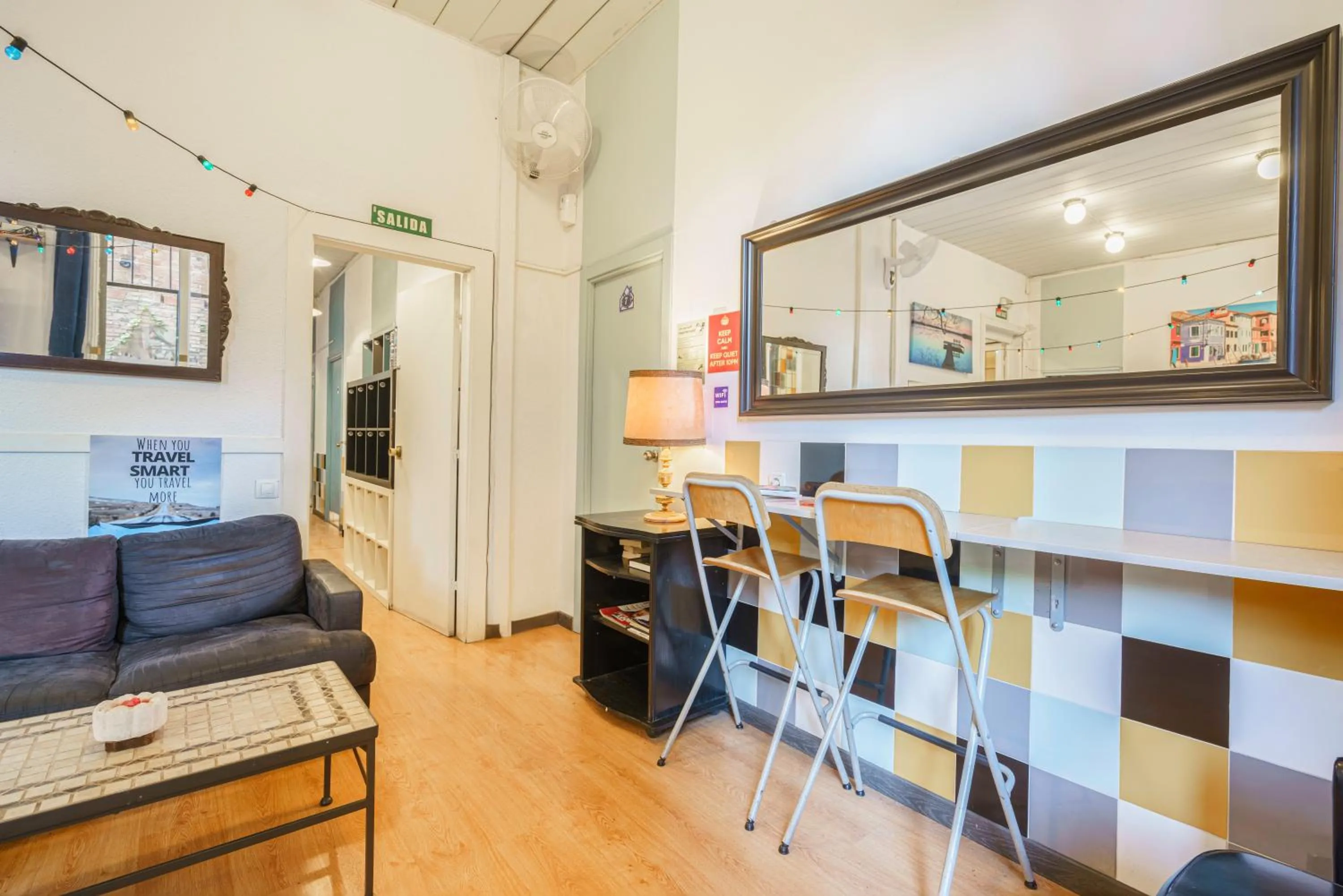 Communal lounge/ TV room in Casa Barcelo Hostel Barcelona