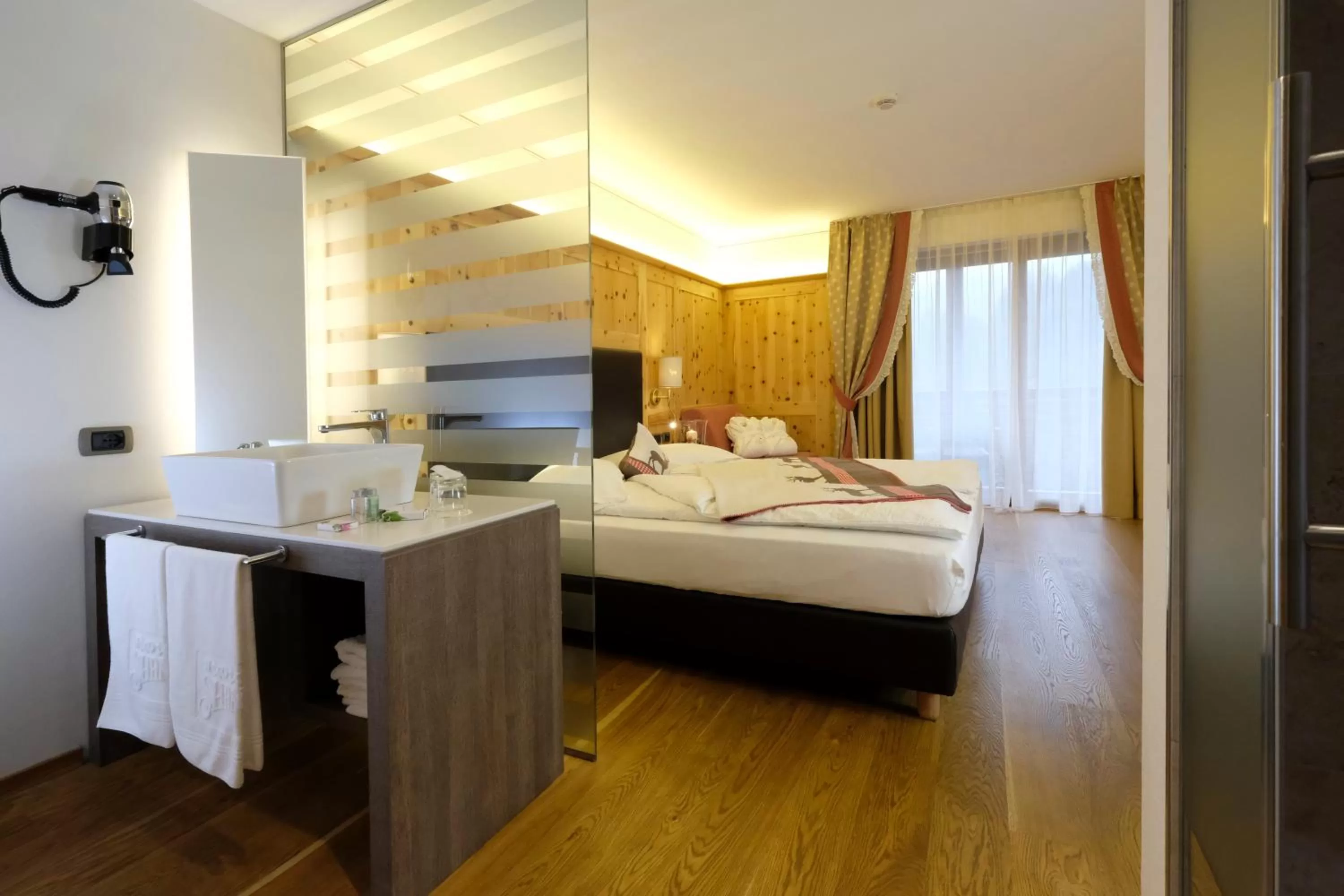 Photo of the whole room, Bed in Hotel Shandranj