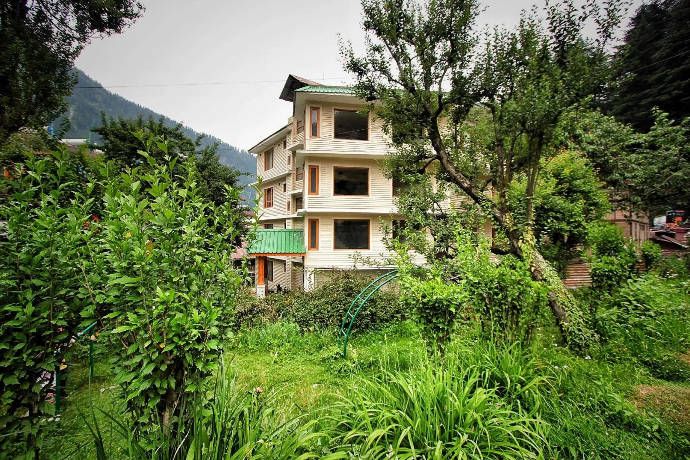 Property building in Hotel Rising Star With Garden With Private Parking Near To Mall Road