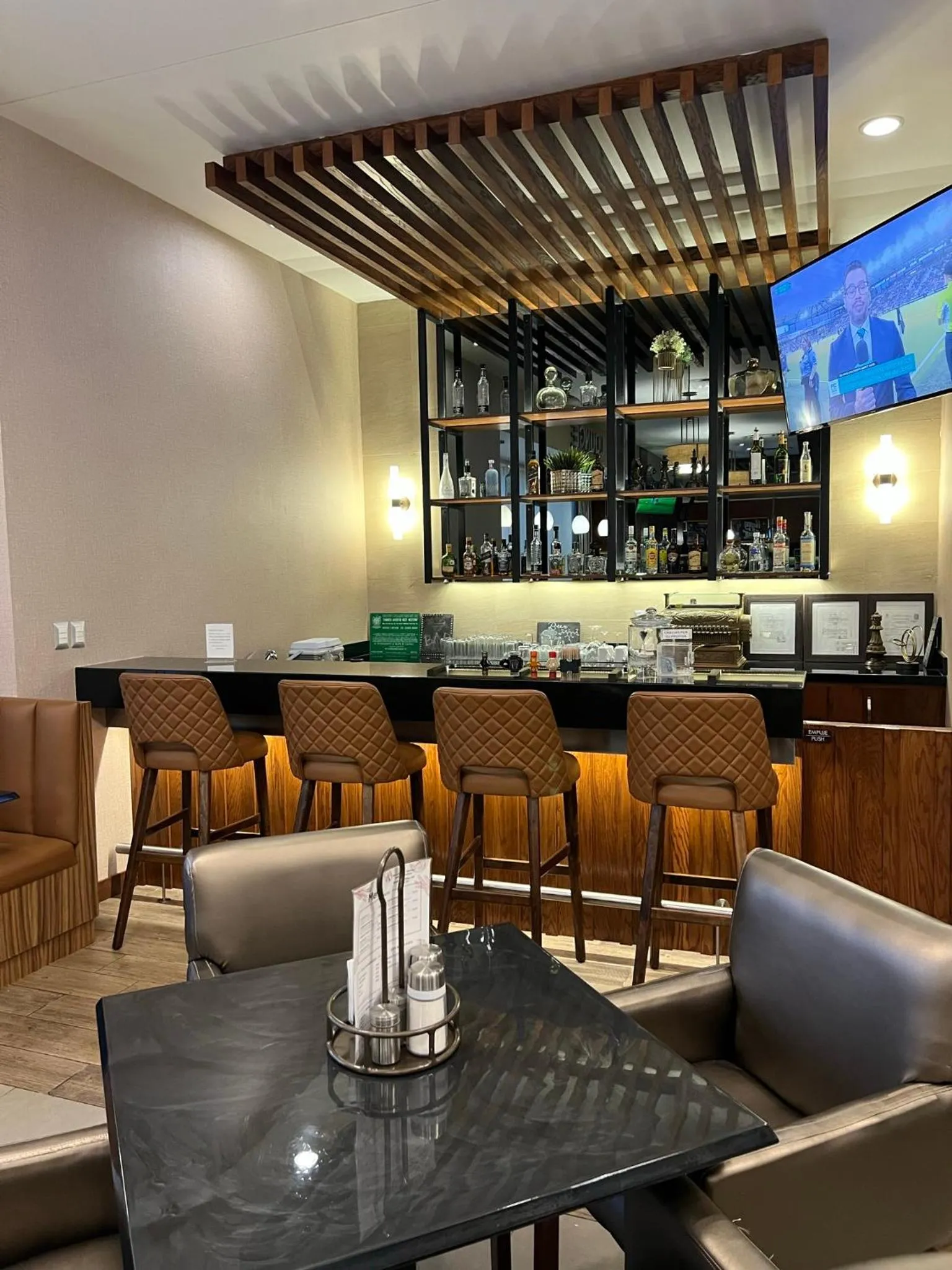 Lounge or bar in Best Western Plus Chihuahua Juventud