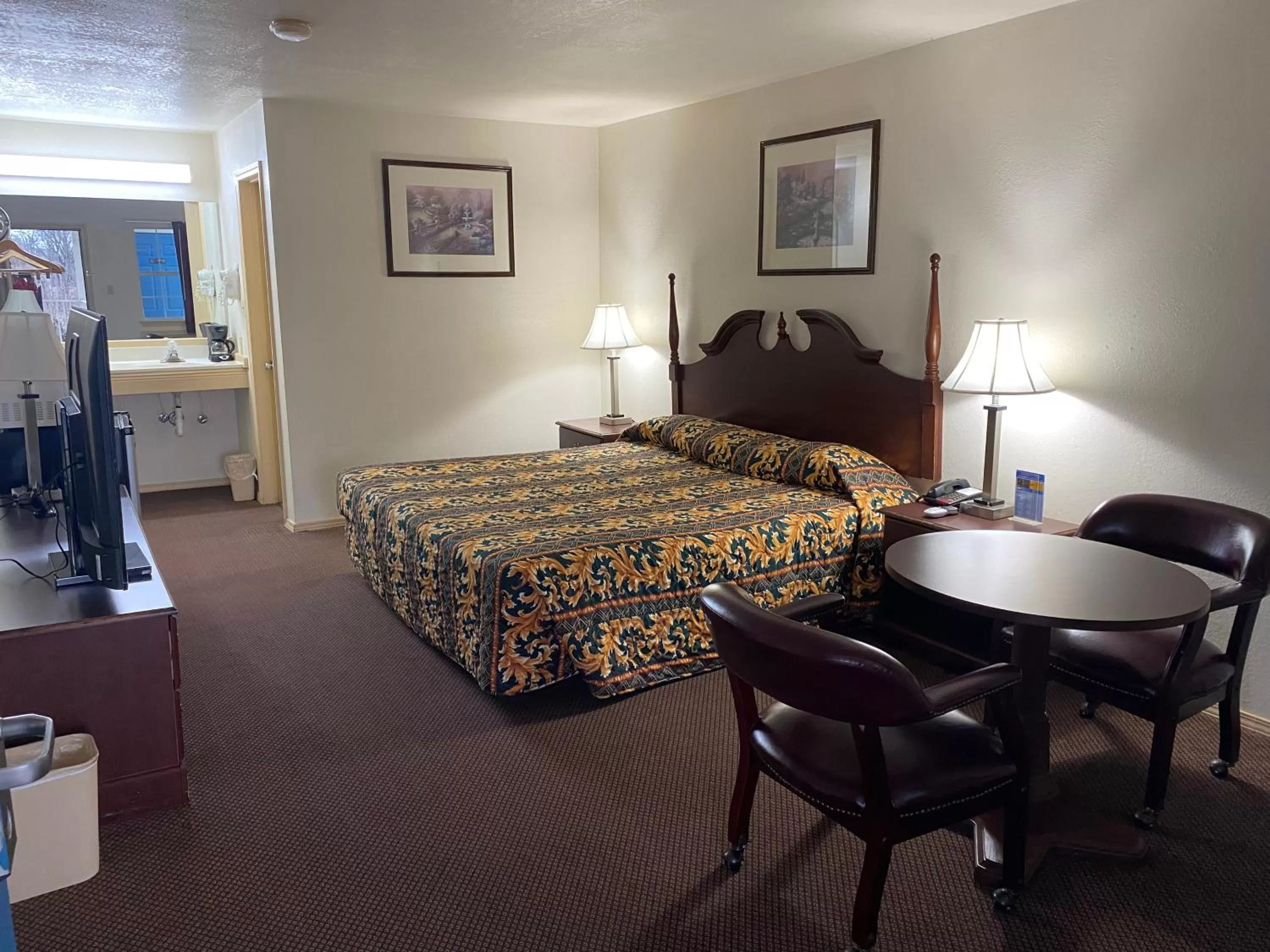 Photo of the whole room in El Rancho Motel