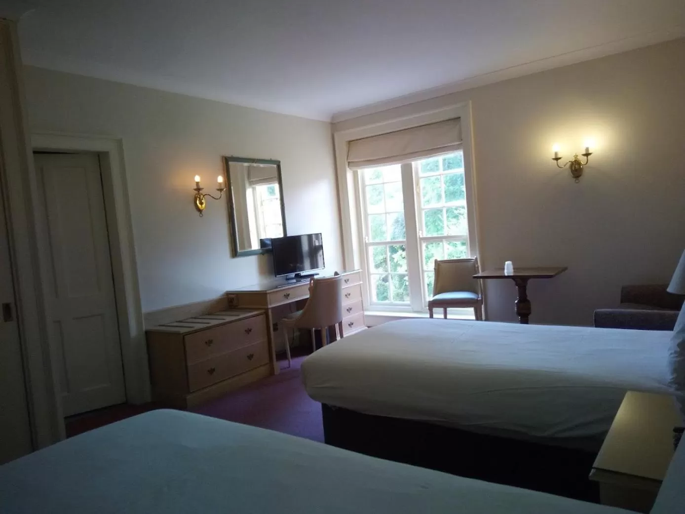 Bed in Donnington Grove Hotel & Golf Club