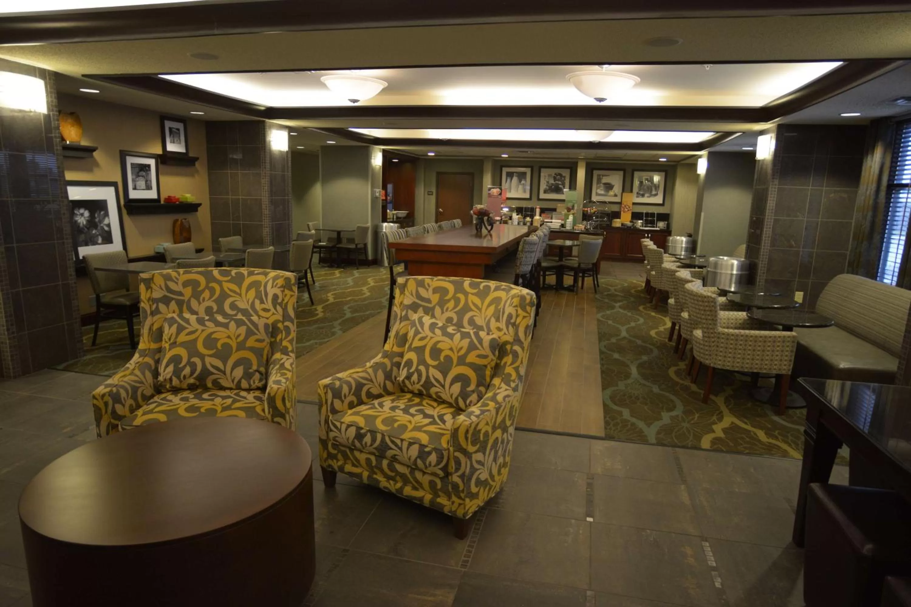 Dining area in Hampton Inn Warsaw