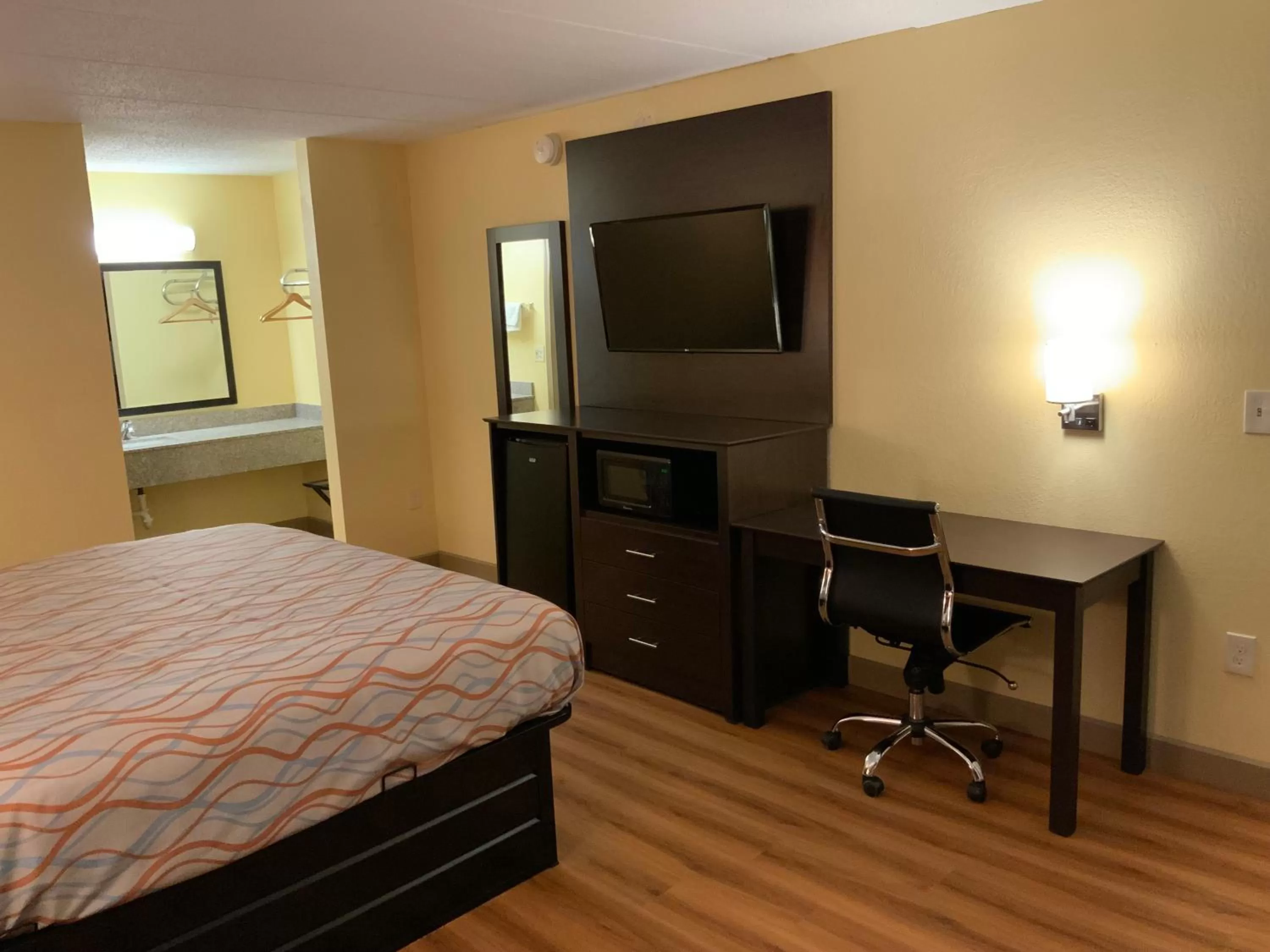 Bed in Town & Country Inn